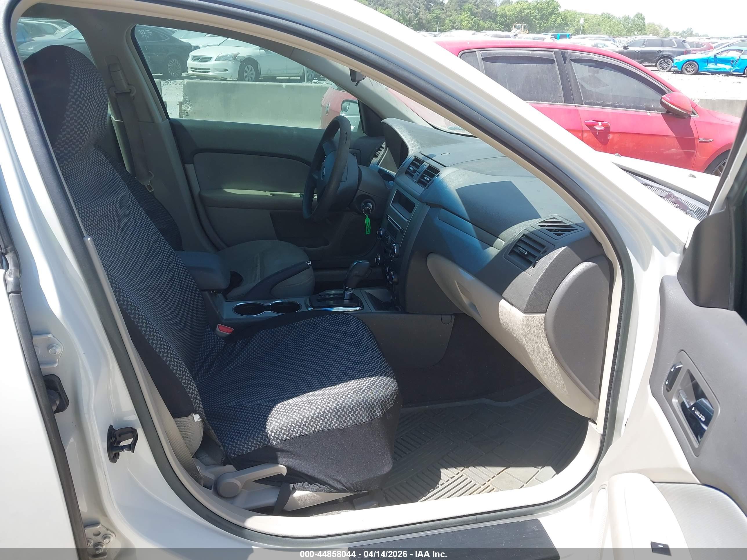 FORD FUSION image 5