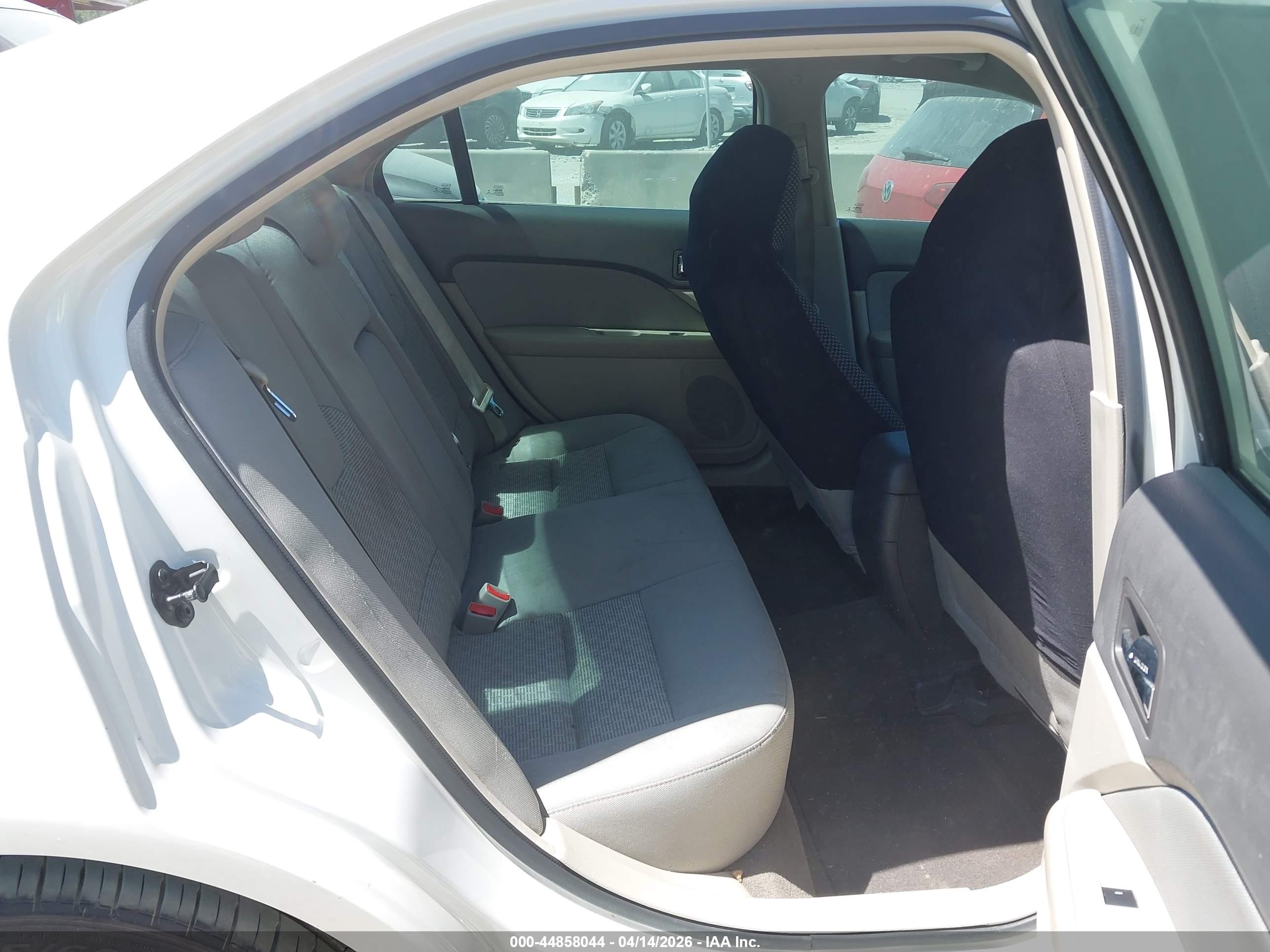 FORD FUSION image 8