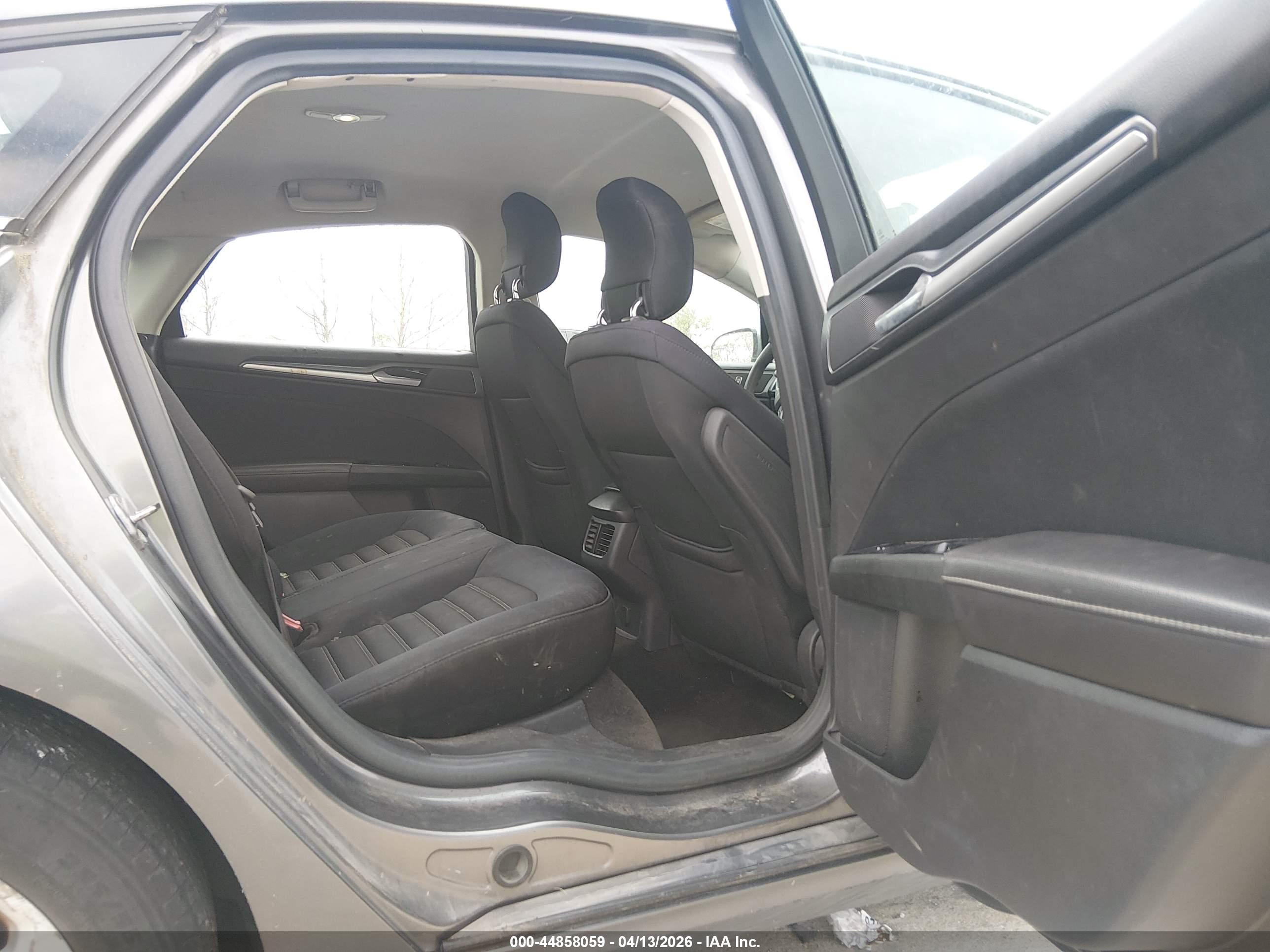 FORD FUSION image 8