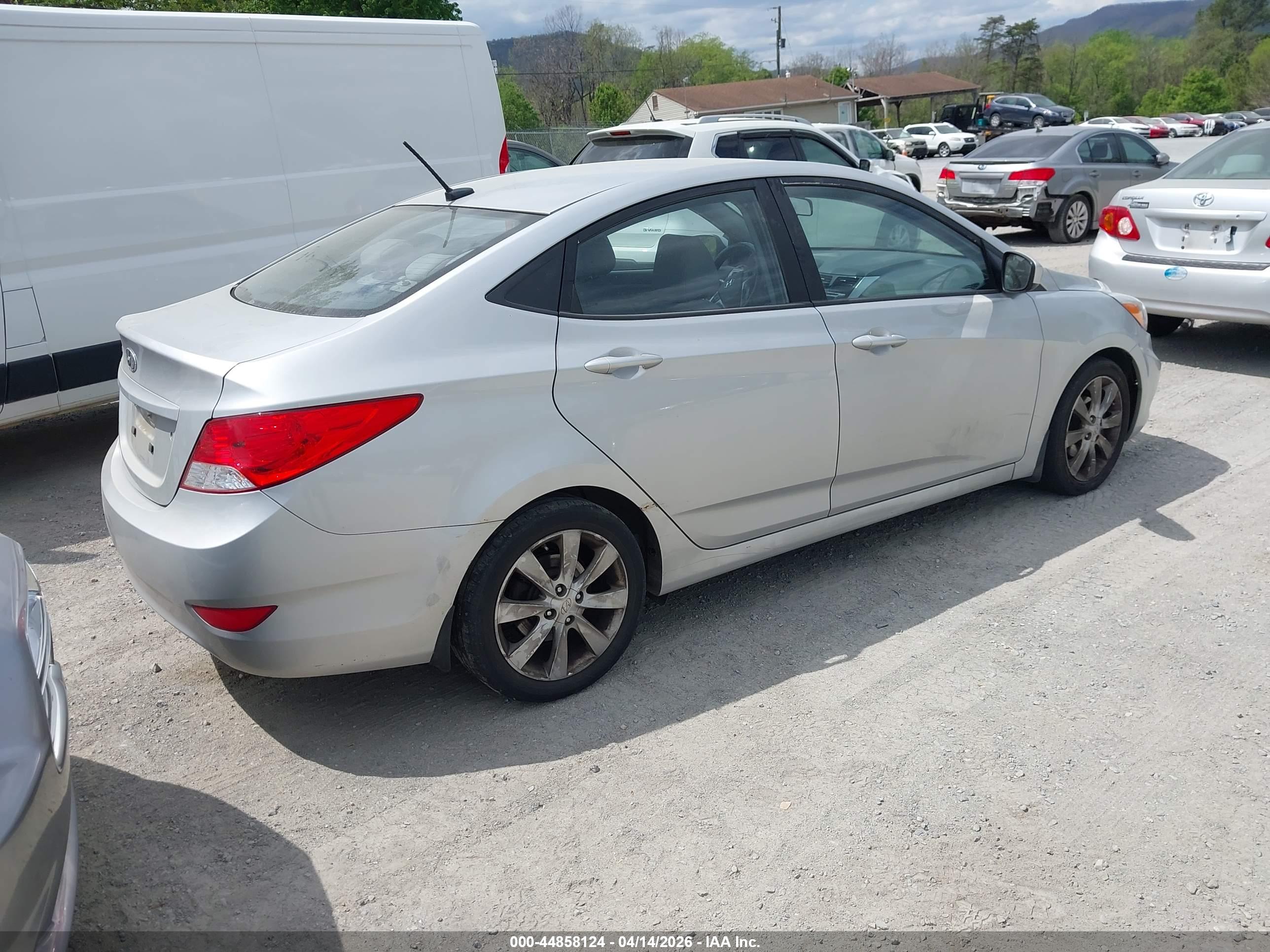 HYUNDAI ACCENT image 4