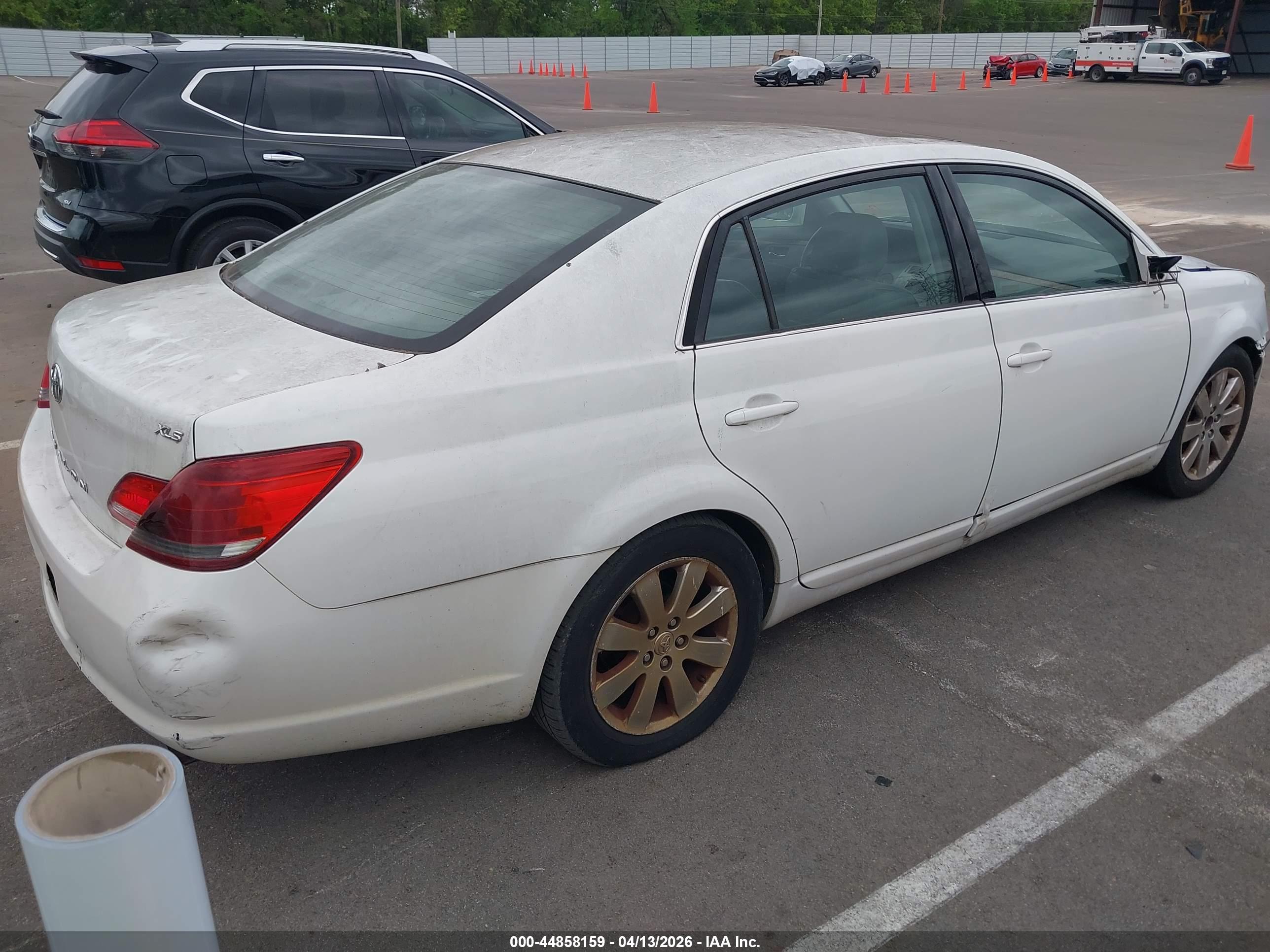 TOYOTA AVALON image 4