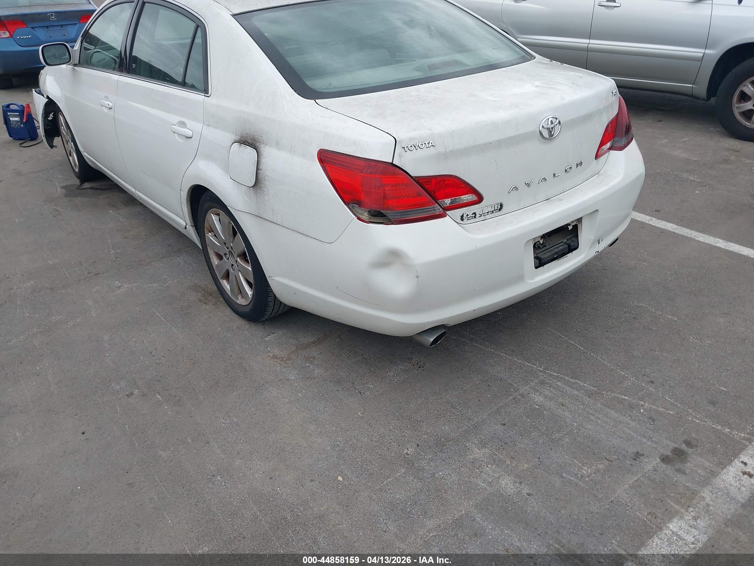 TOYOTA AVALON image 6