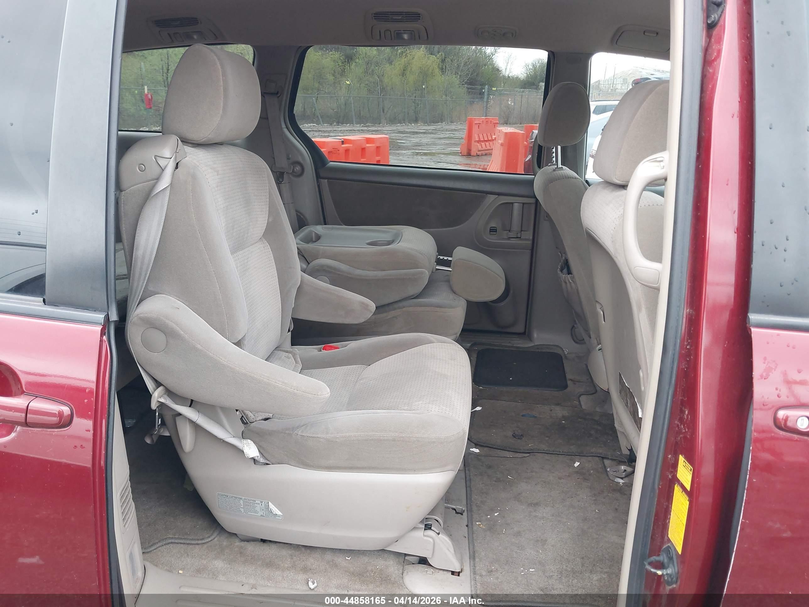 TOYOTA SIENNA image 8