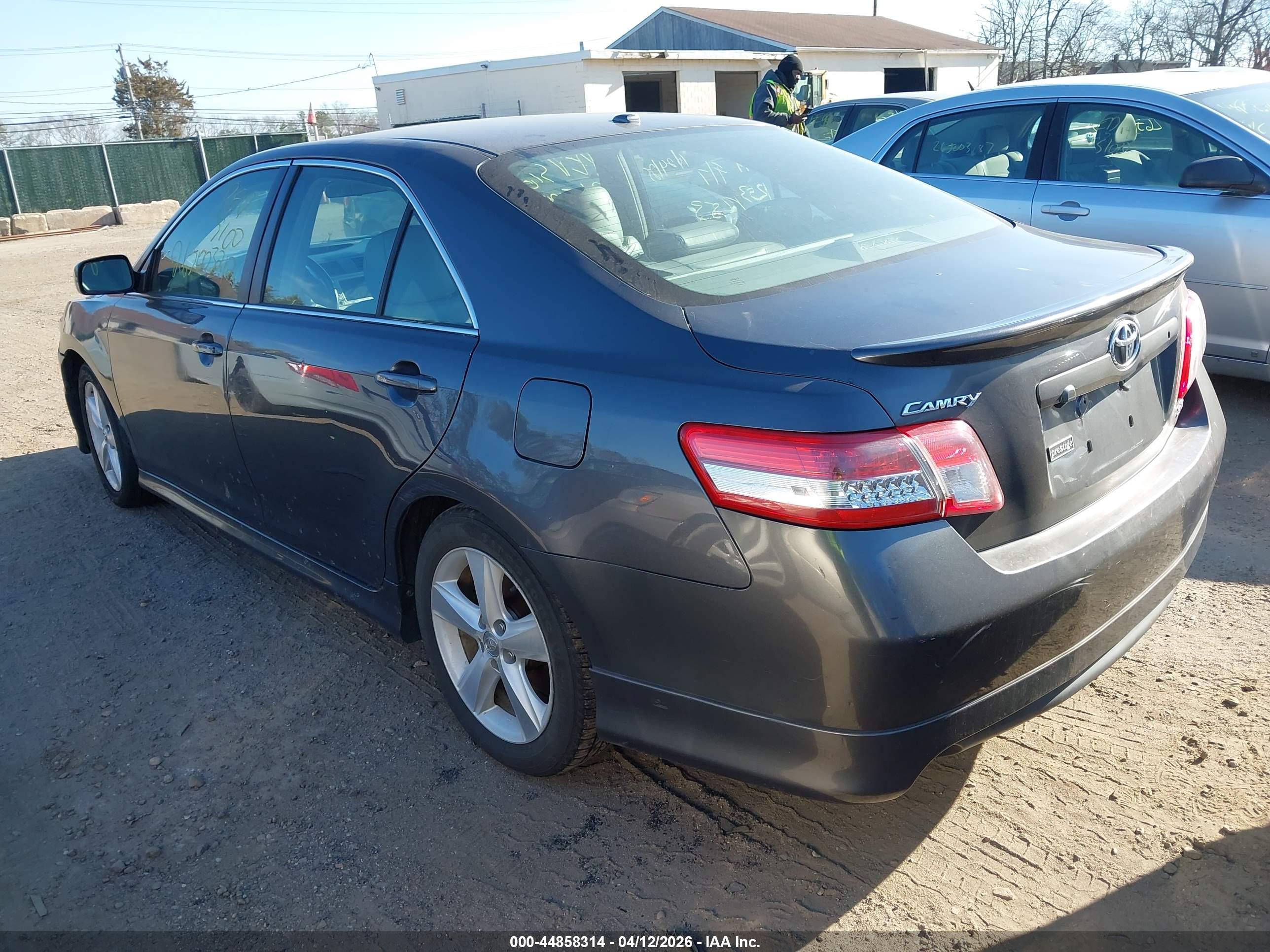 TOYOTA CAMRY image 3