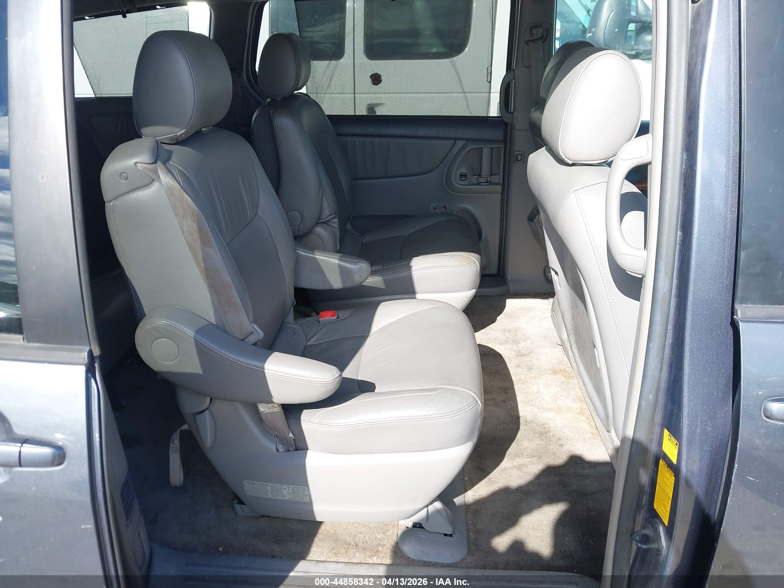 TOYOTA SIENNA image 8