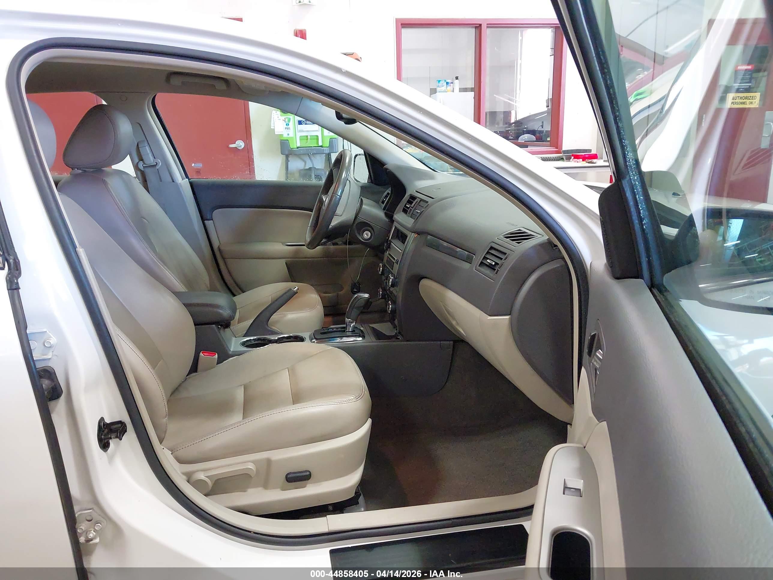 FORD FUSION image 5