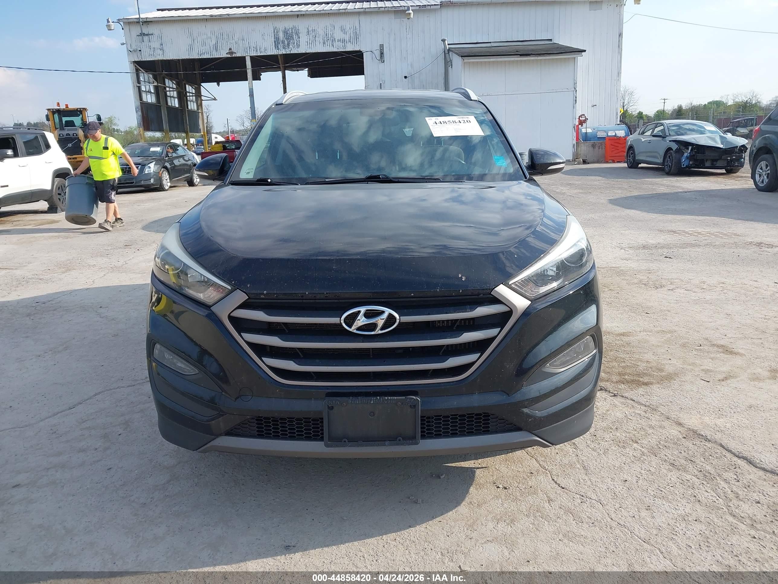 HYUNDAI TUCSON image 6