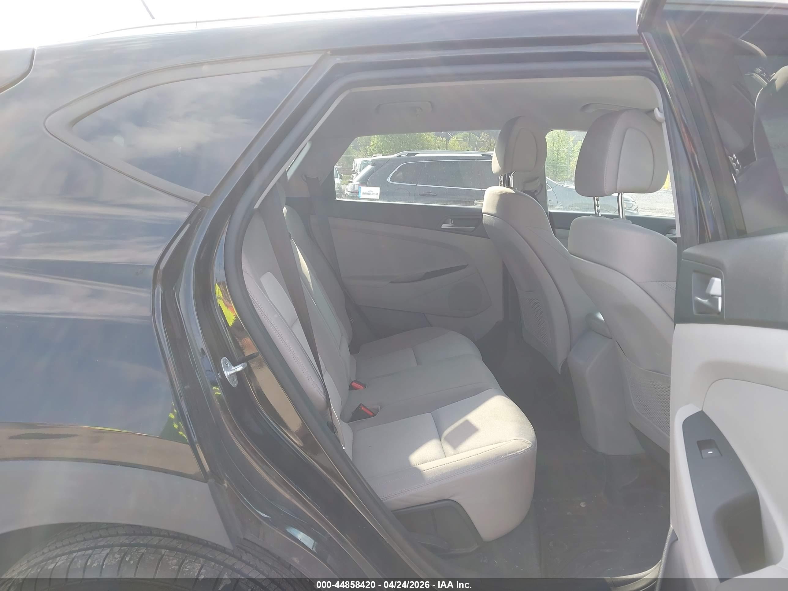 HYUNDAI TUCSON image 8