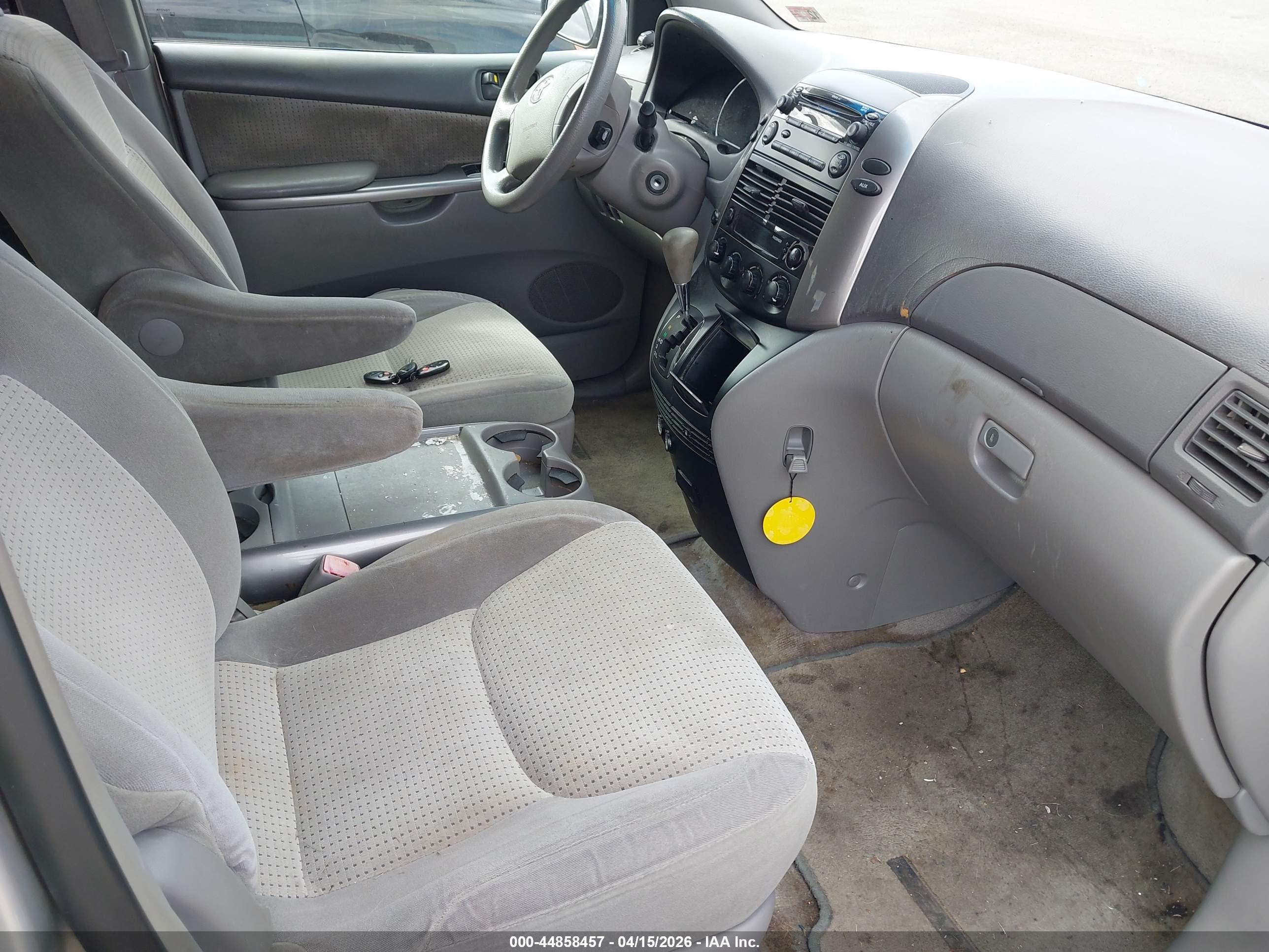 TOYOTA SIENNA image 5