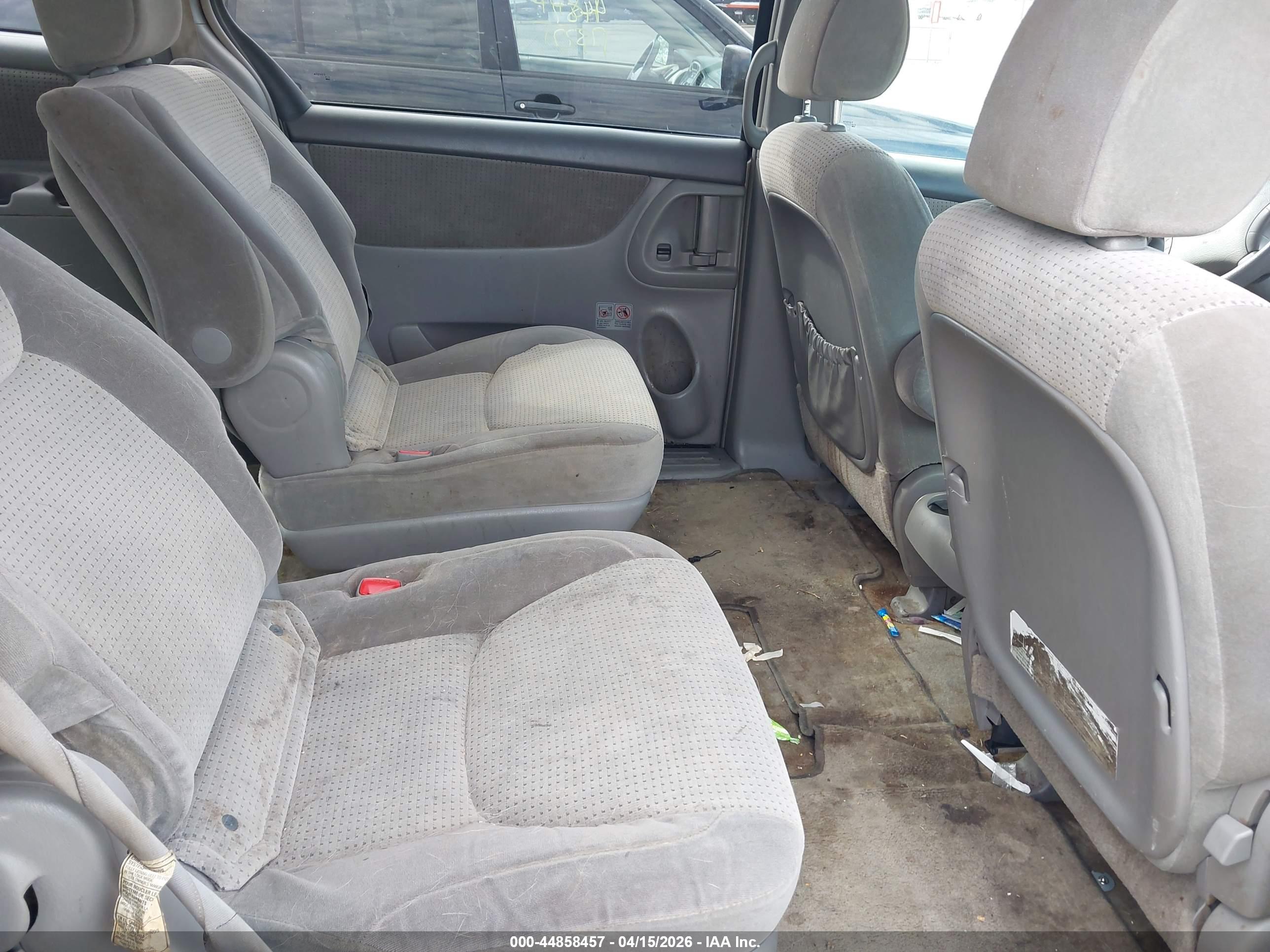TOYOTA SIENNA image 8