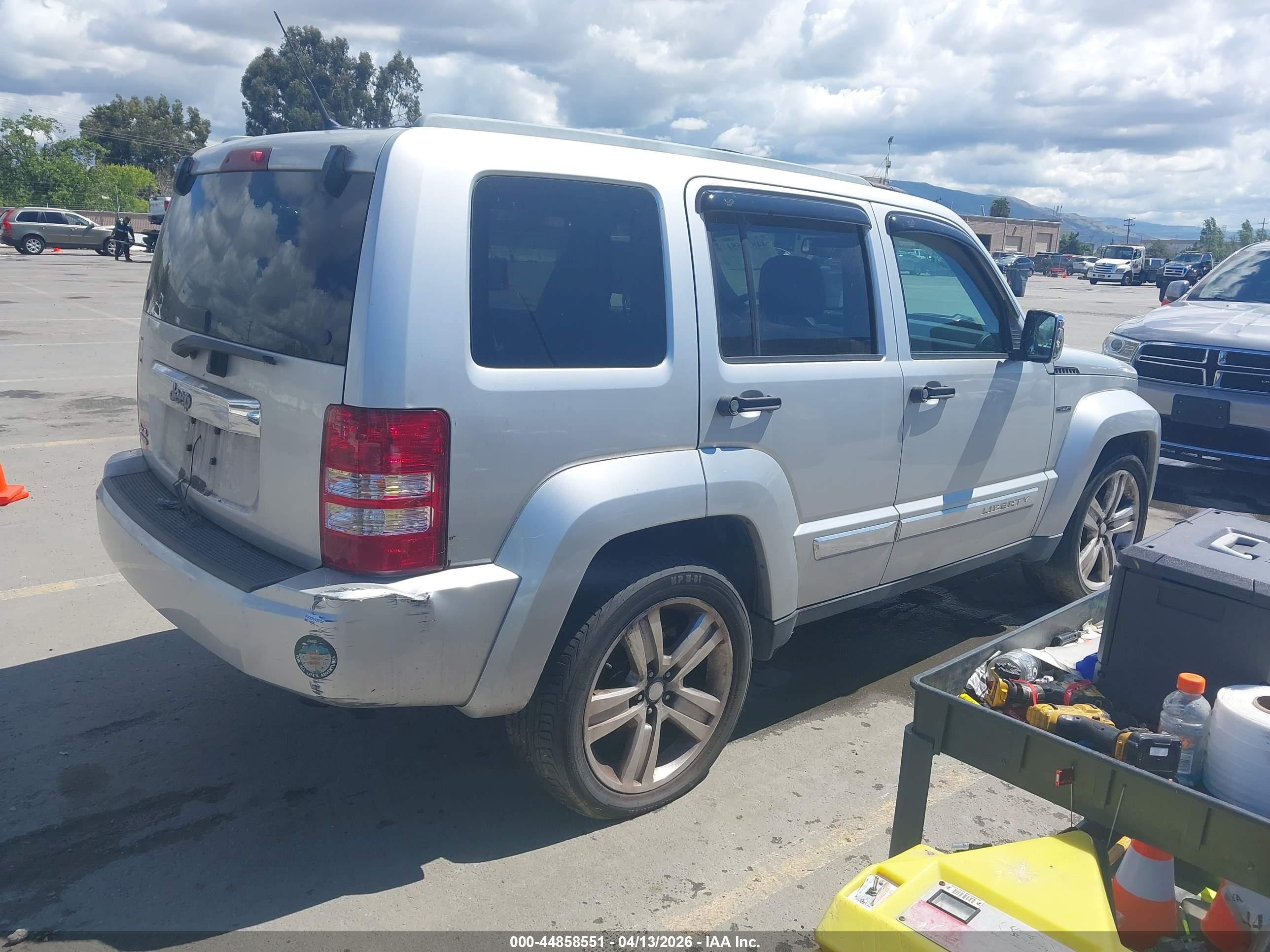 JEEP LIBERTY image 4