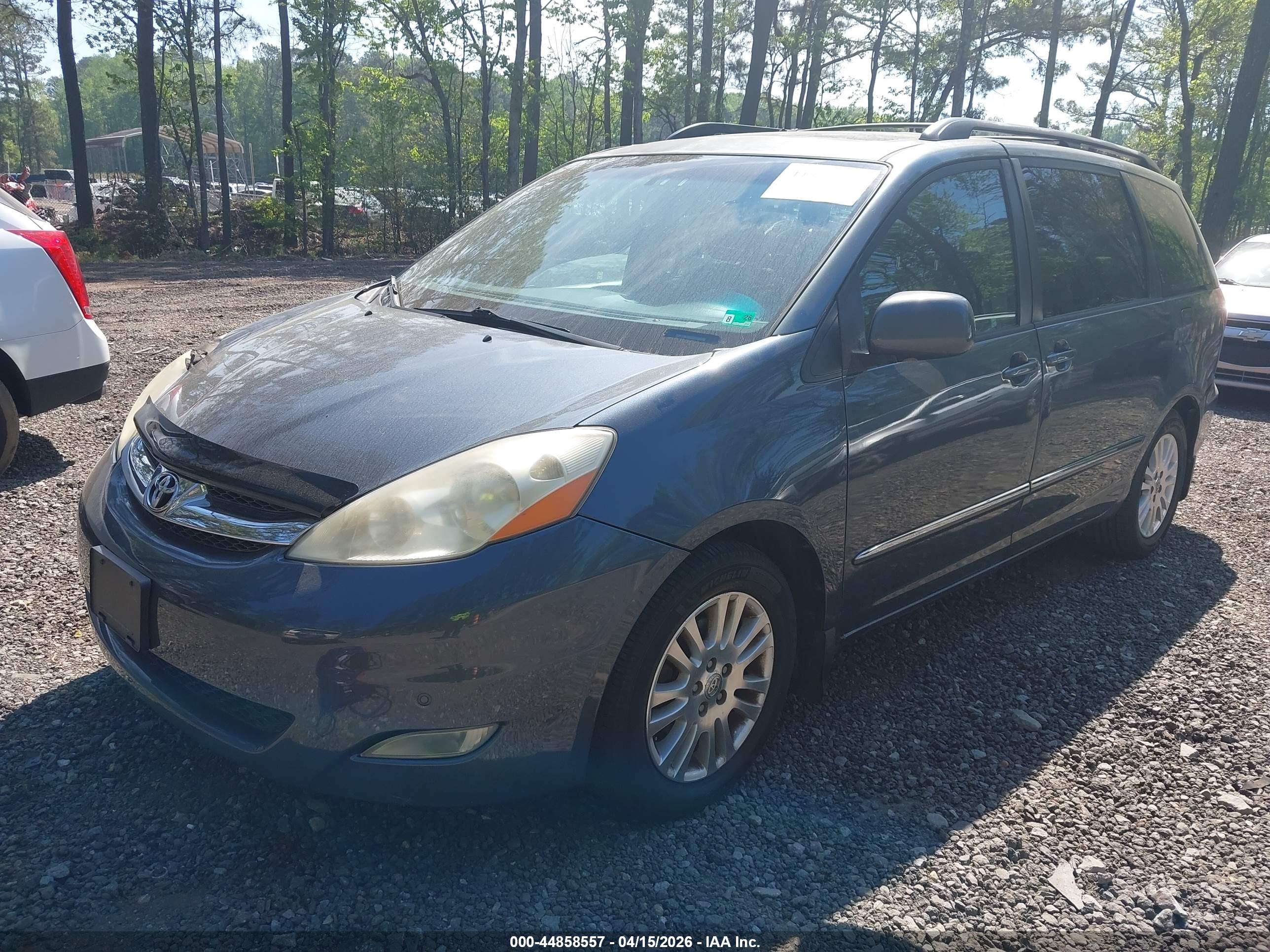 TOYOTA SIENNA image 2