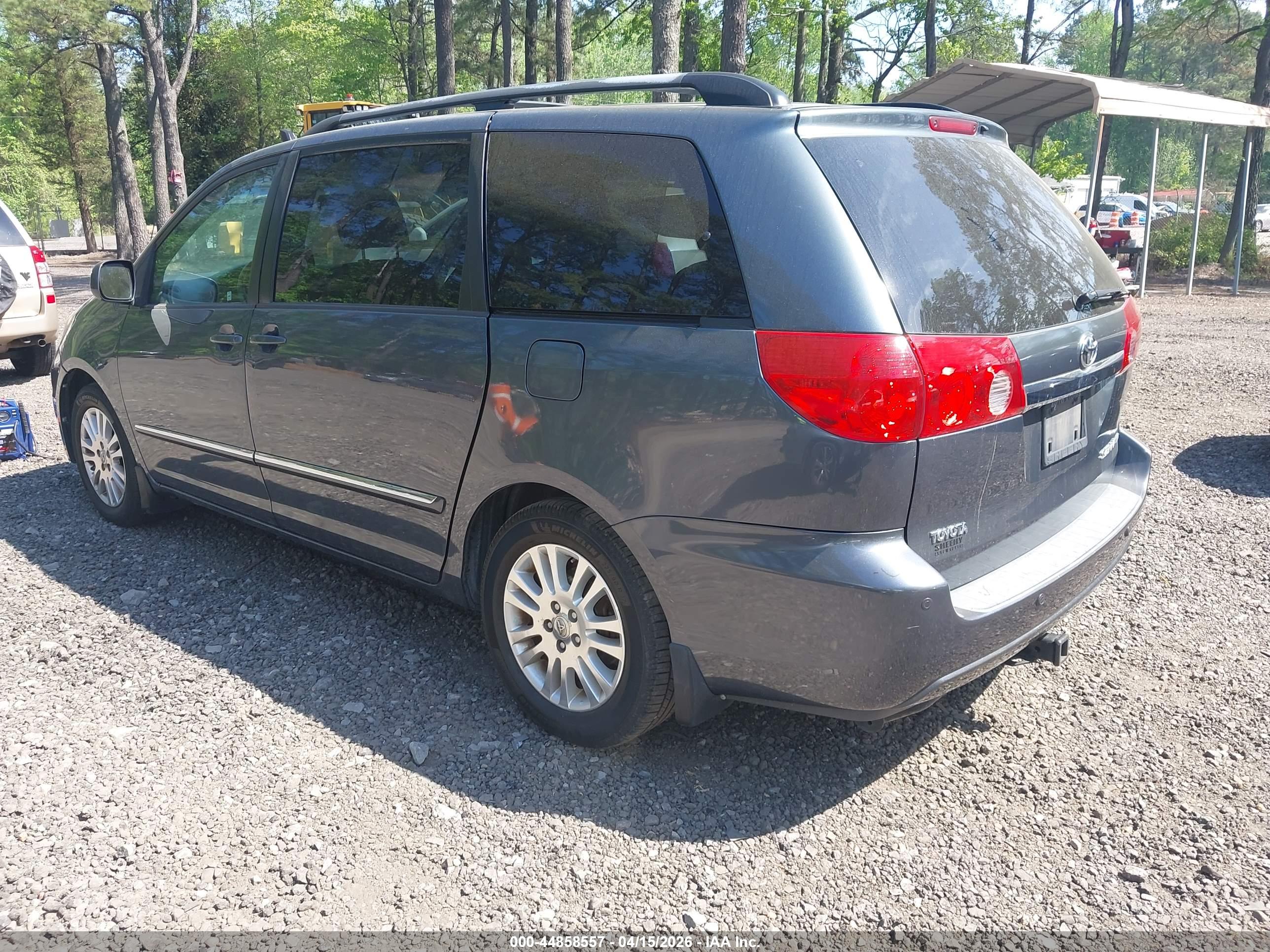 TOYOTA SIENNA image 3