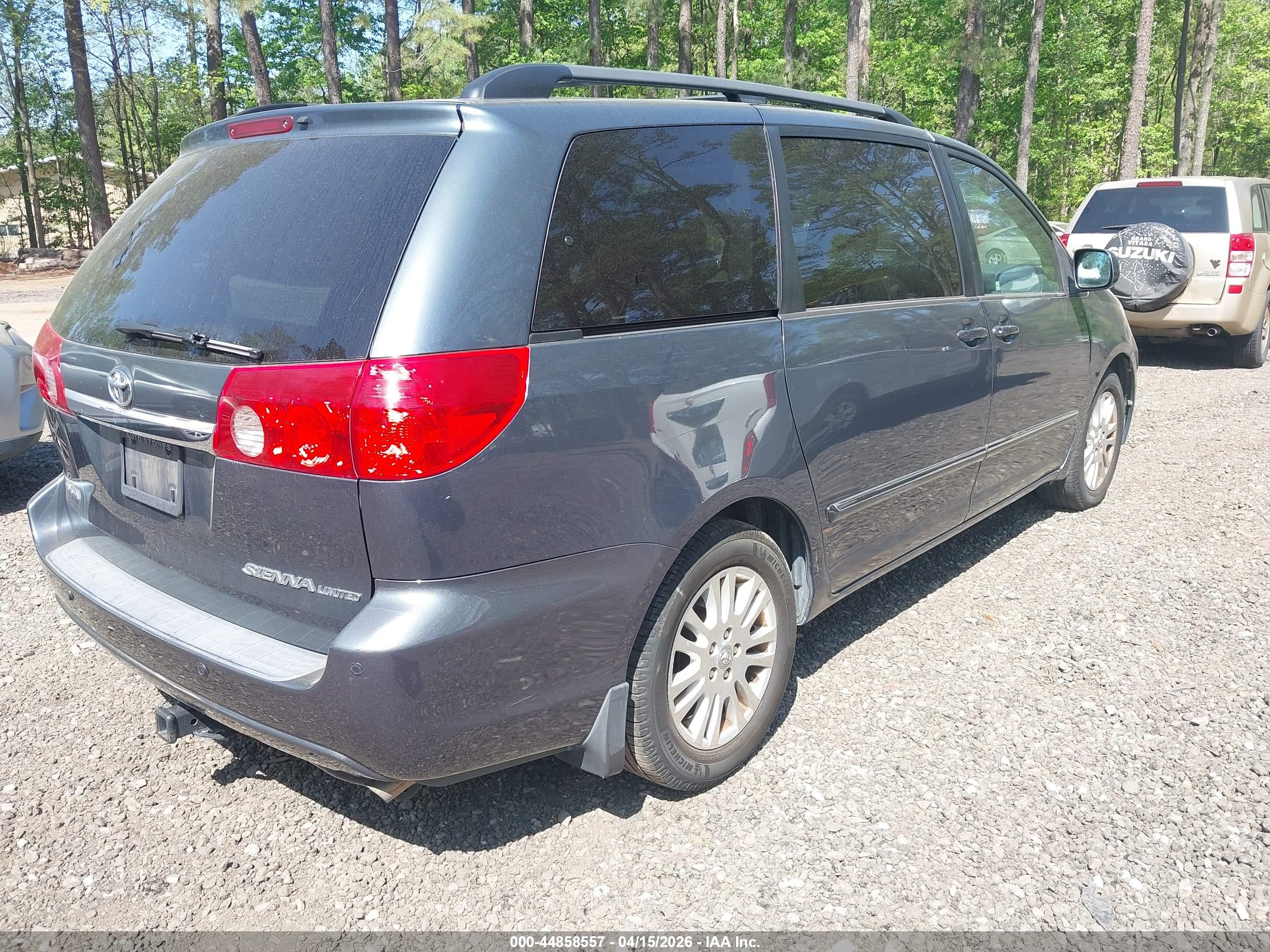 TOYOTA SIENNA image 4