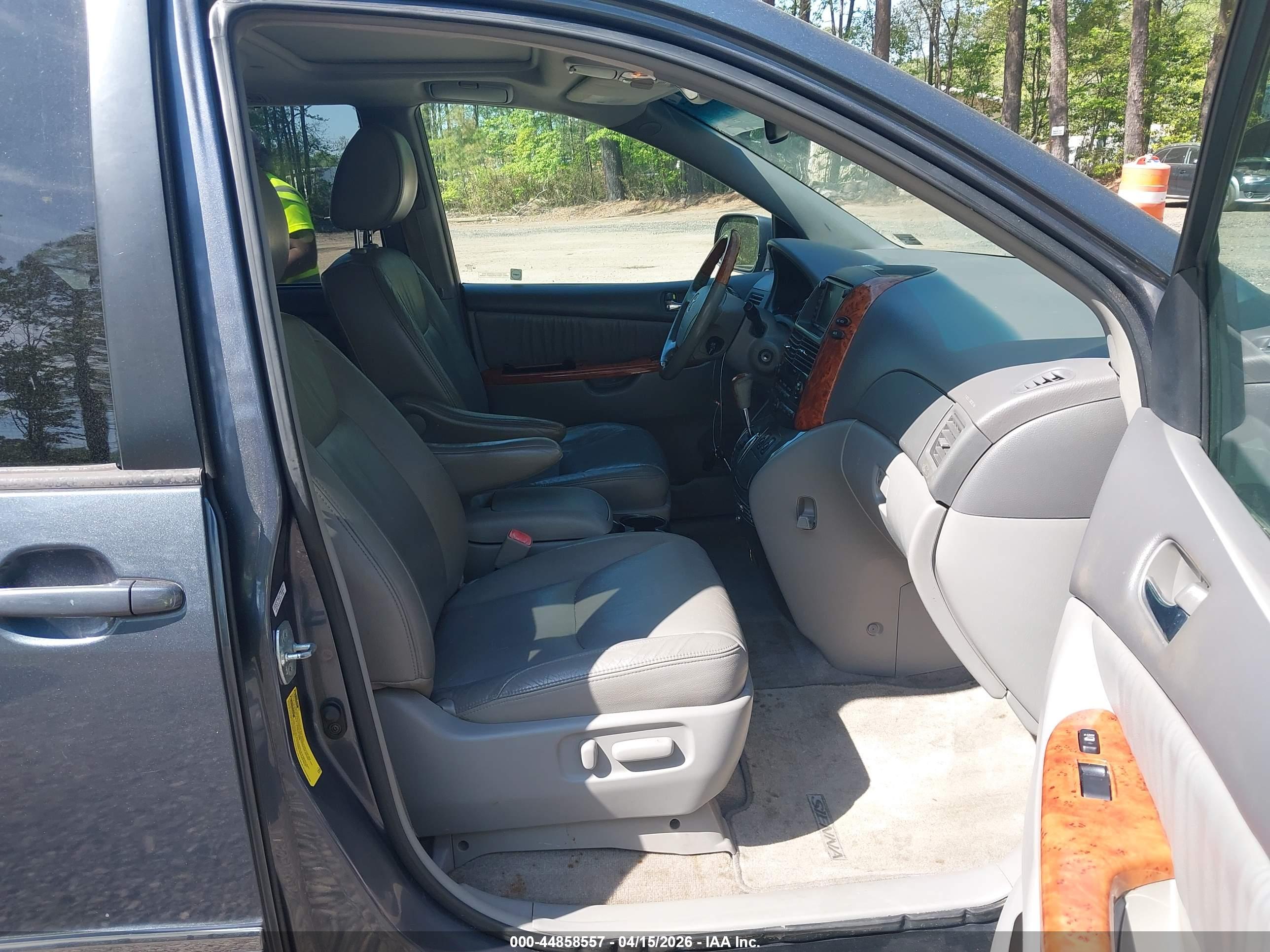 TOYOTA SIENNA image 5
