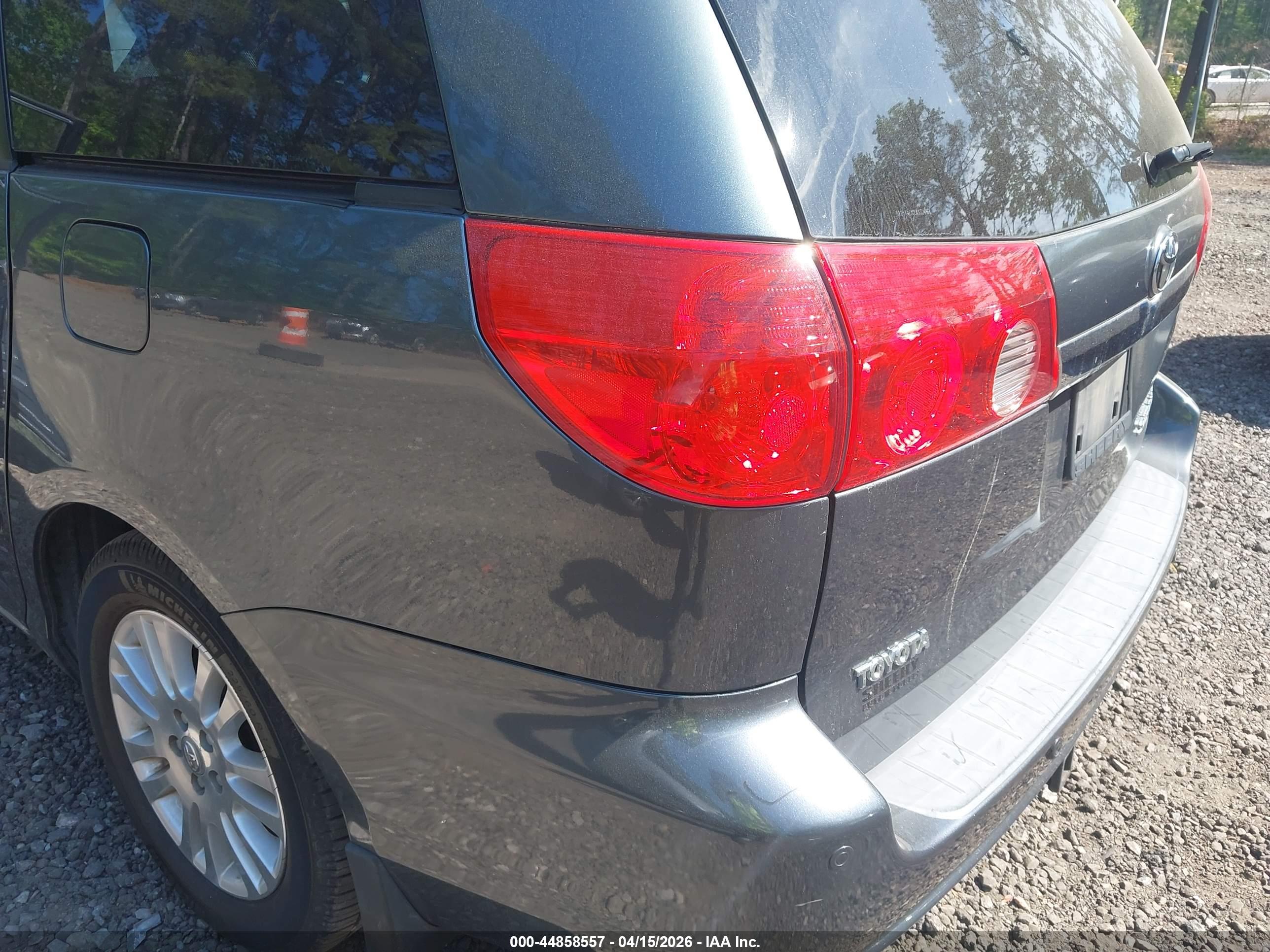 TOYOTA SIENNA image 6