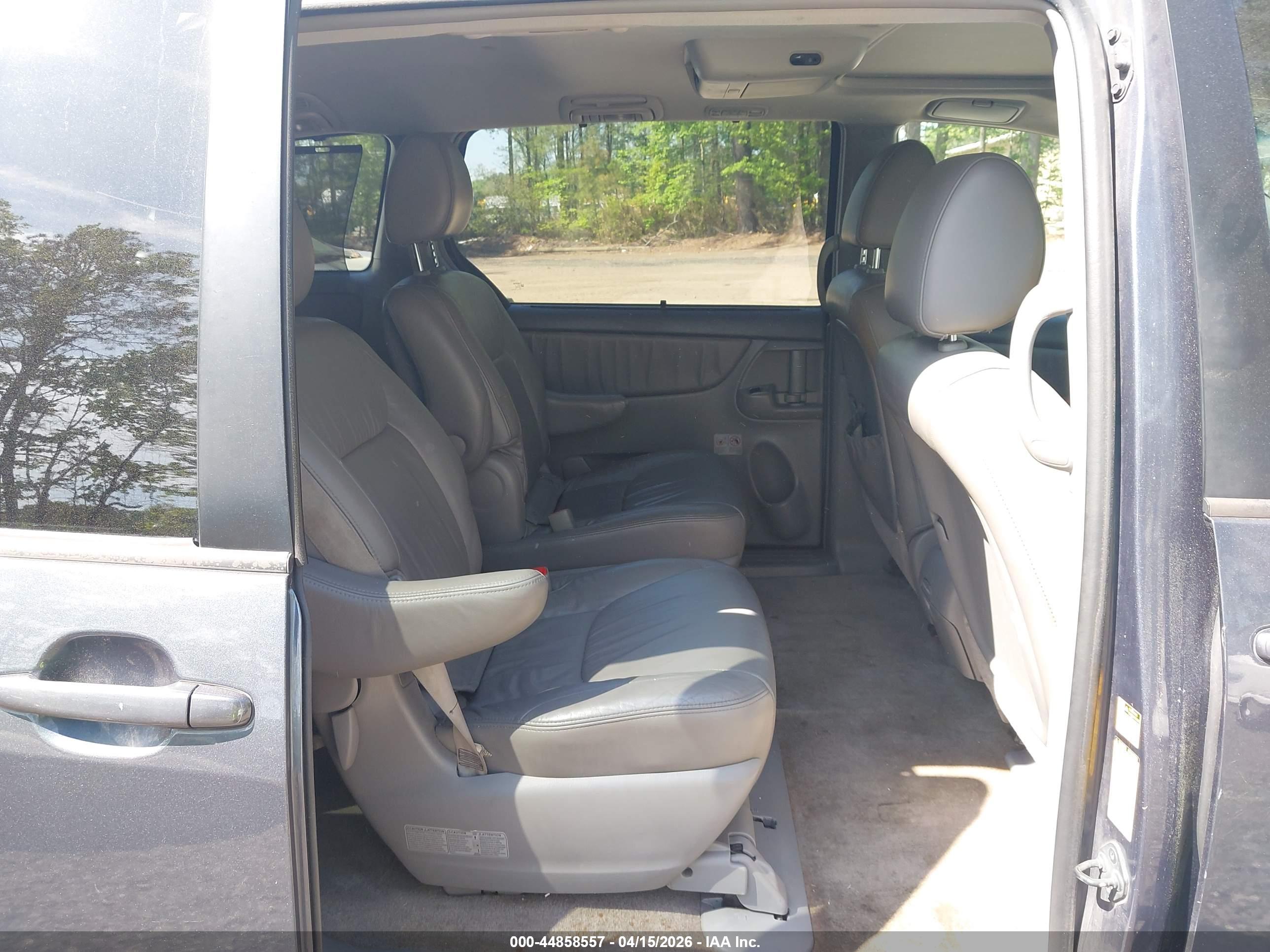 TOYOTA SIENNA image 8