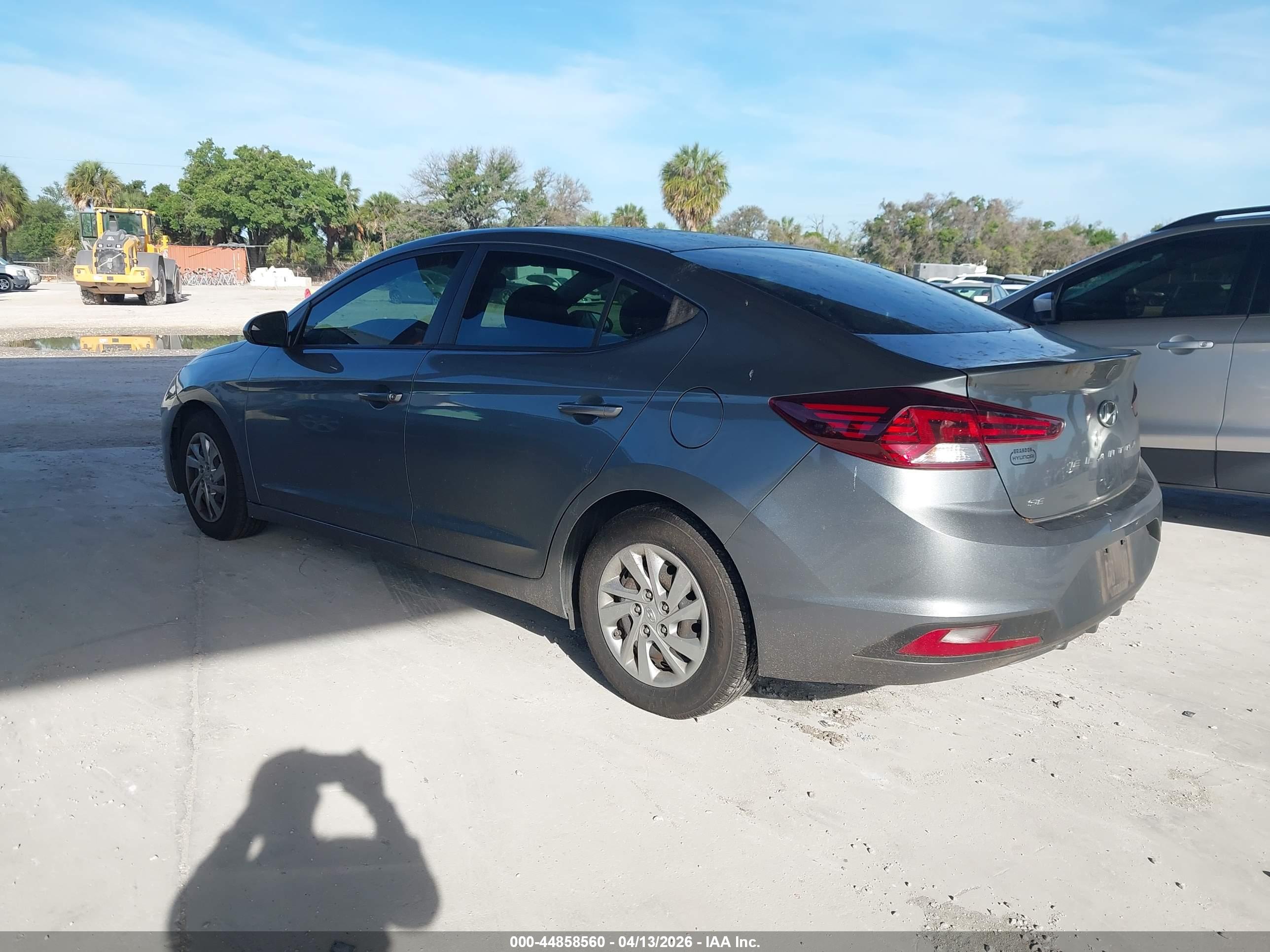 HYUNDAI ELANTRA image 3