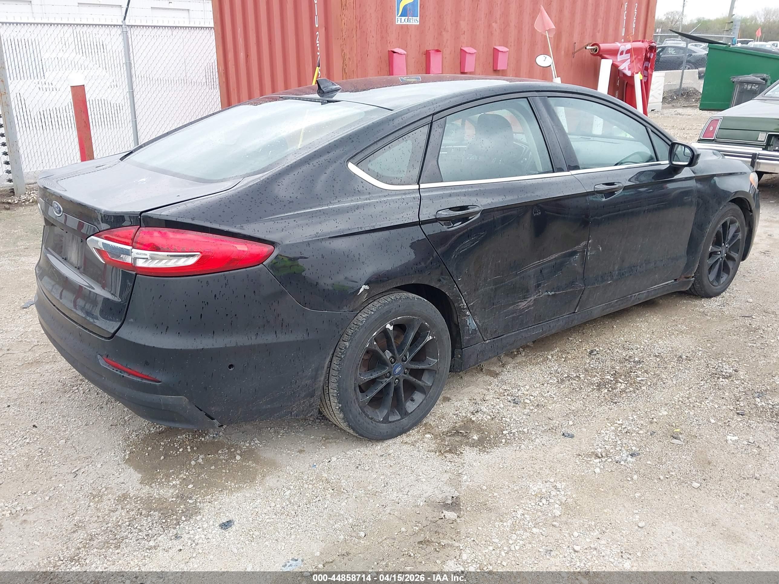 FORD FUSION image 4