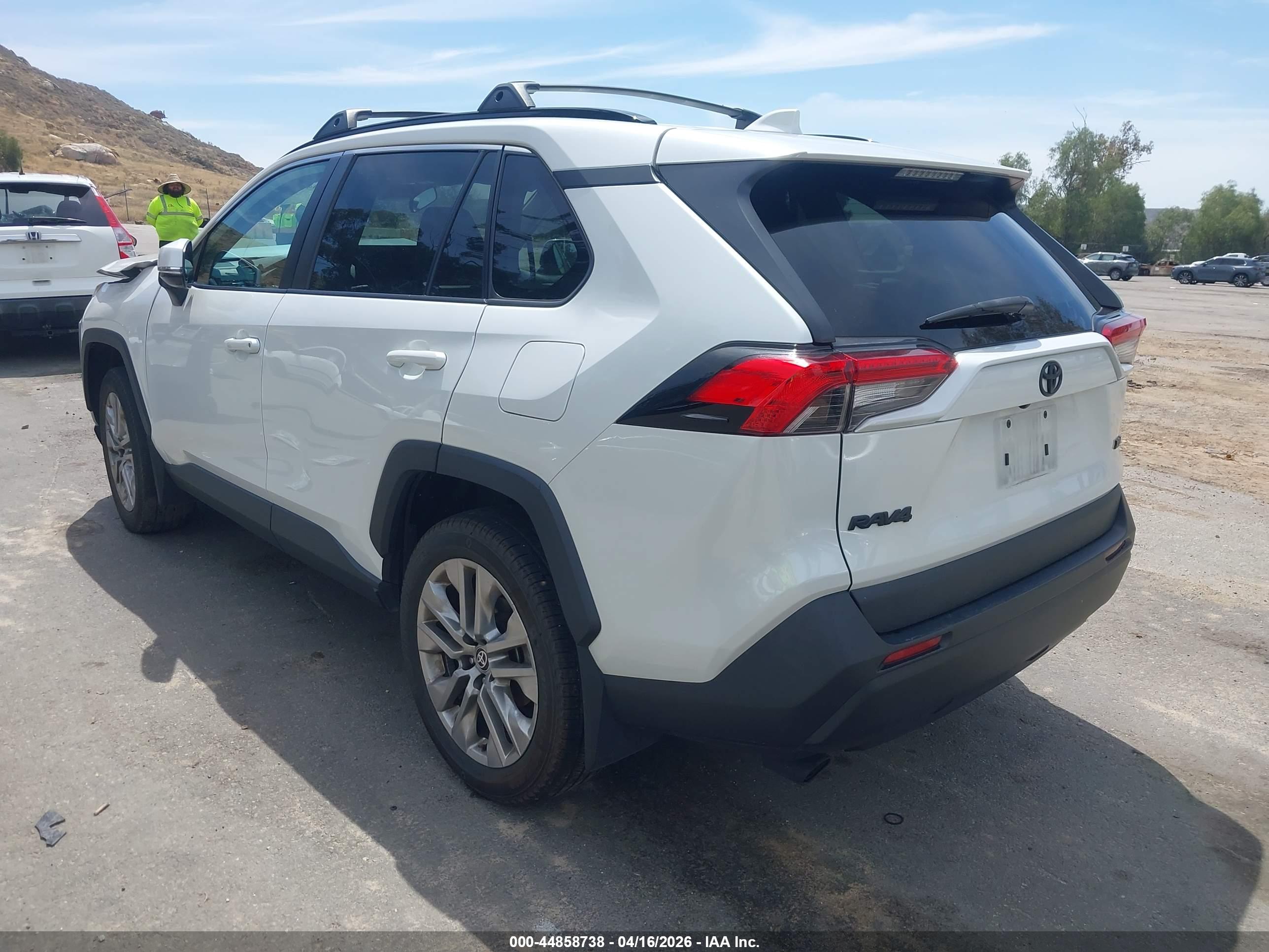 TOYOTA RAV4 image 3