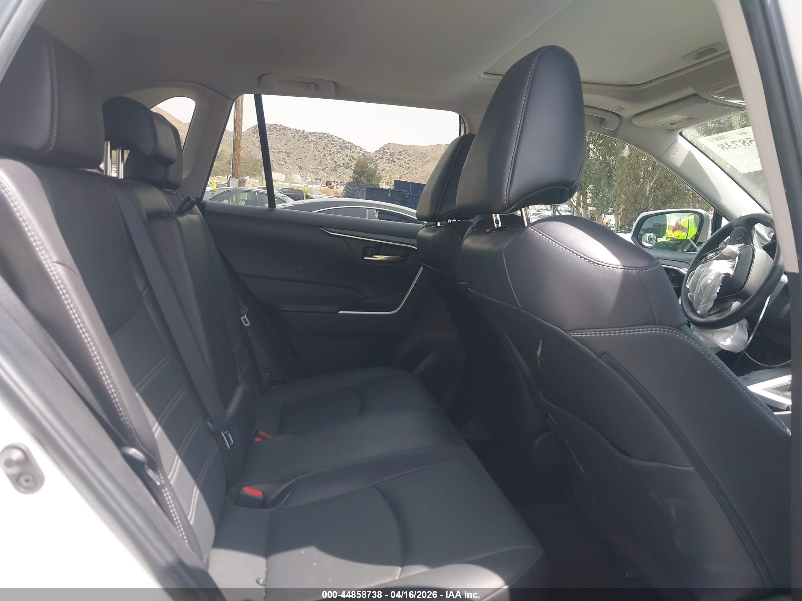 TOYOTA RAV4 image 8