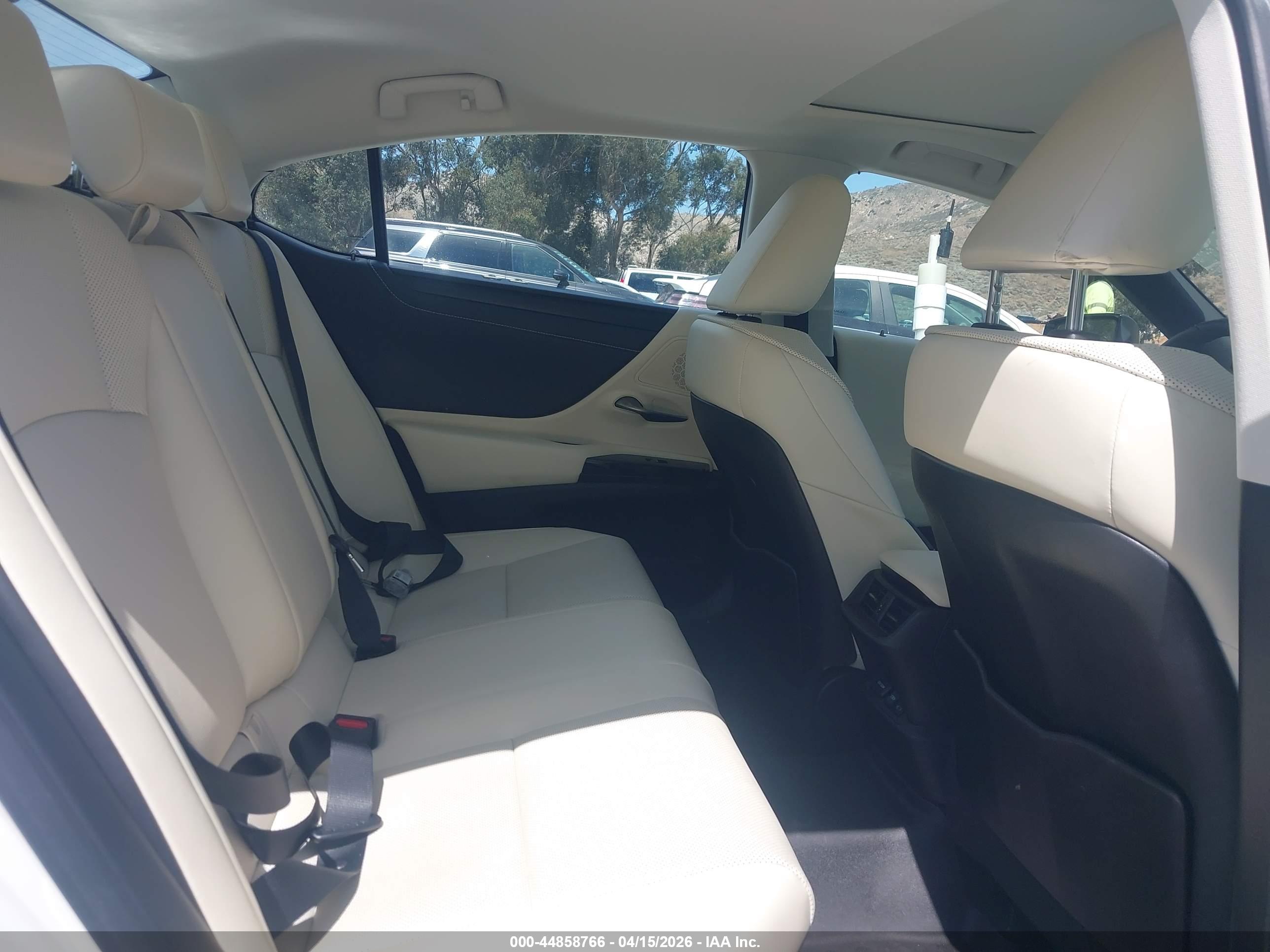 LEXUS ES image 8