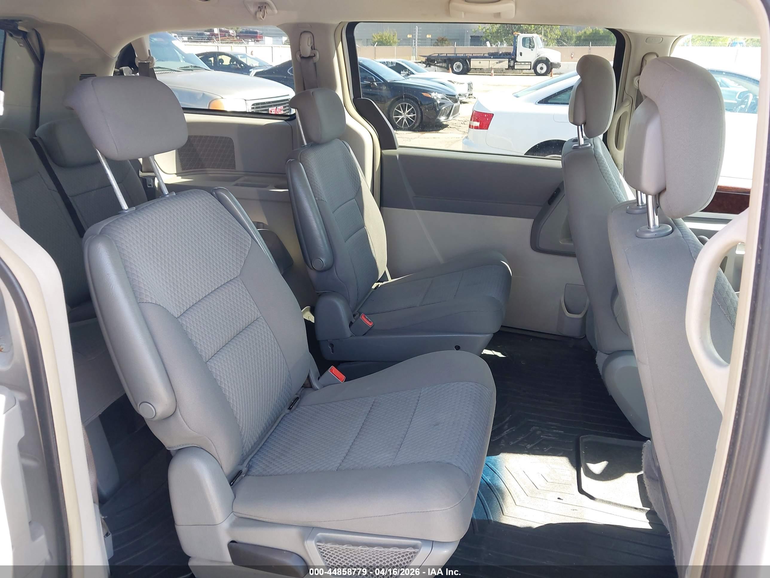 CHRYSLER TOWN image 8
