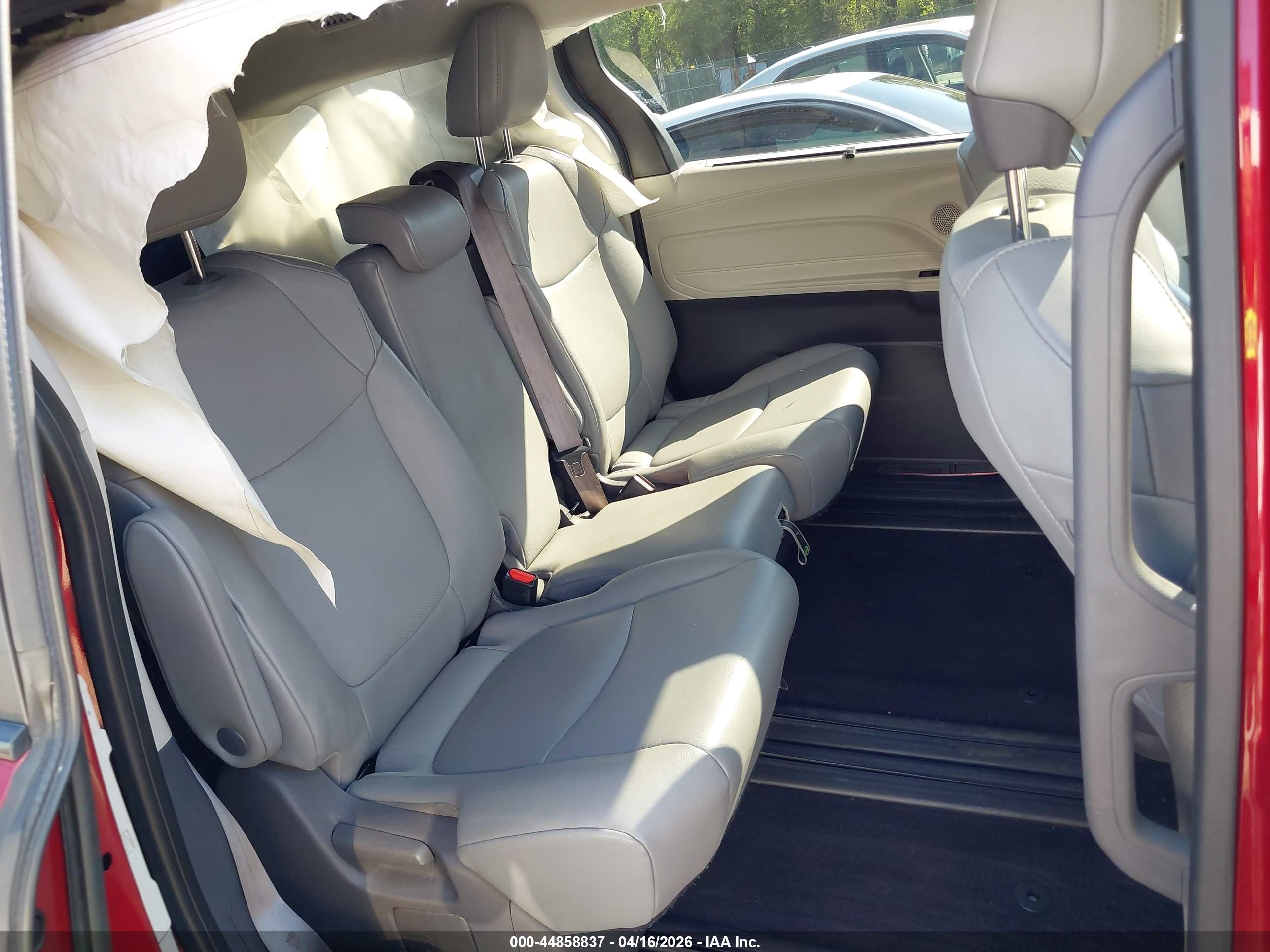 TOYOTA SIENNA image 8