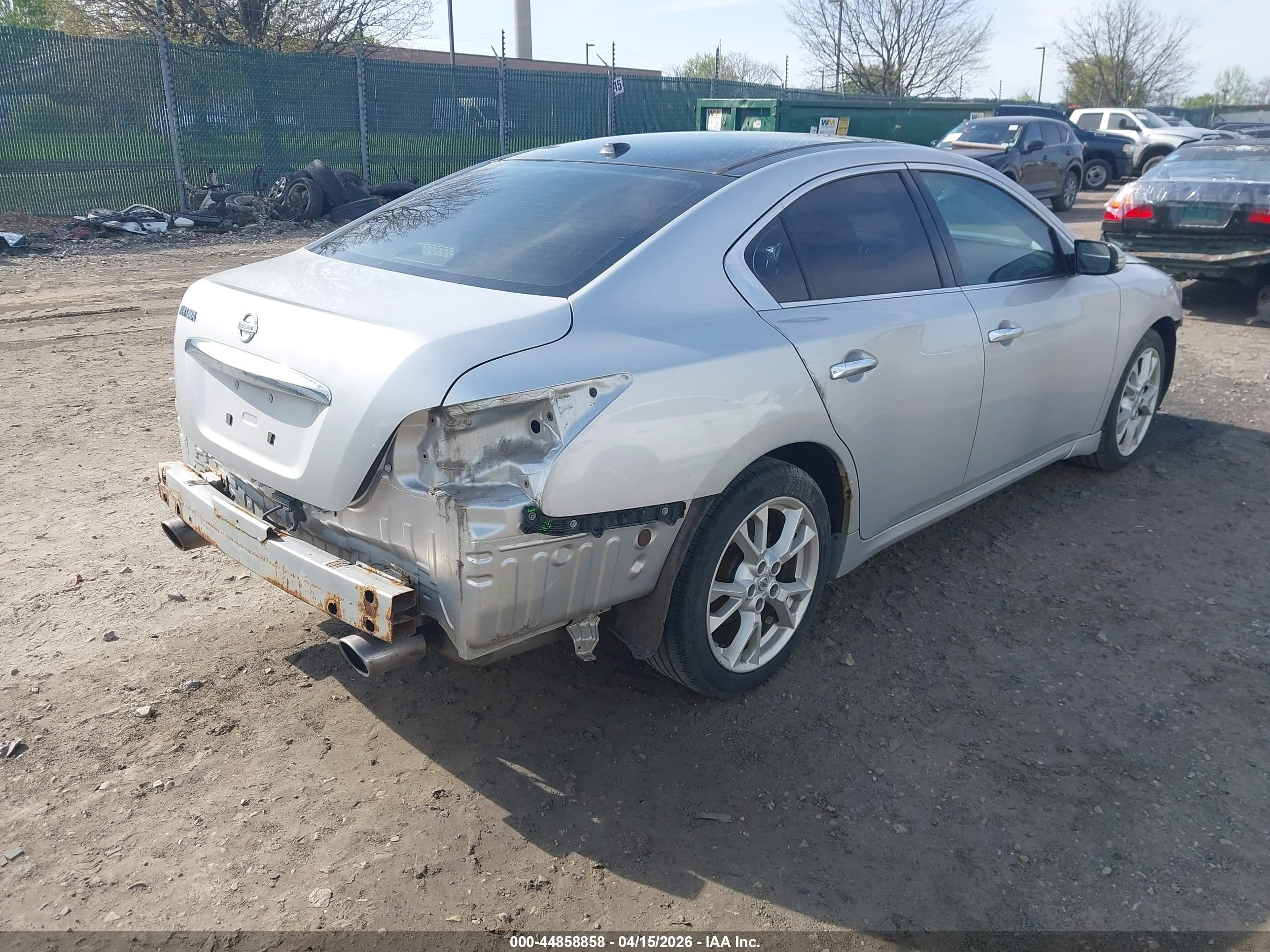 NISSAN MAXIMA image 4