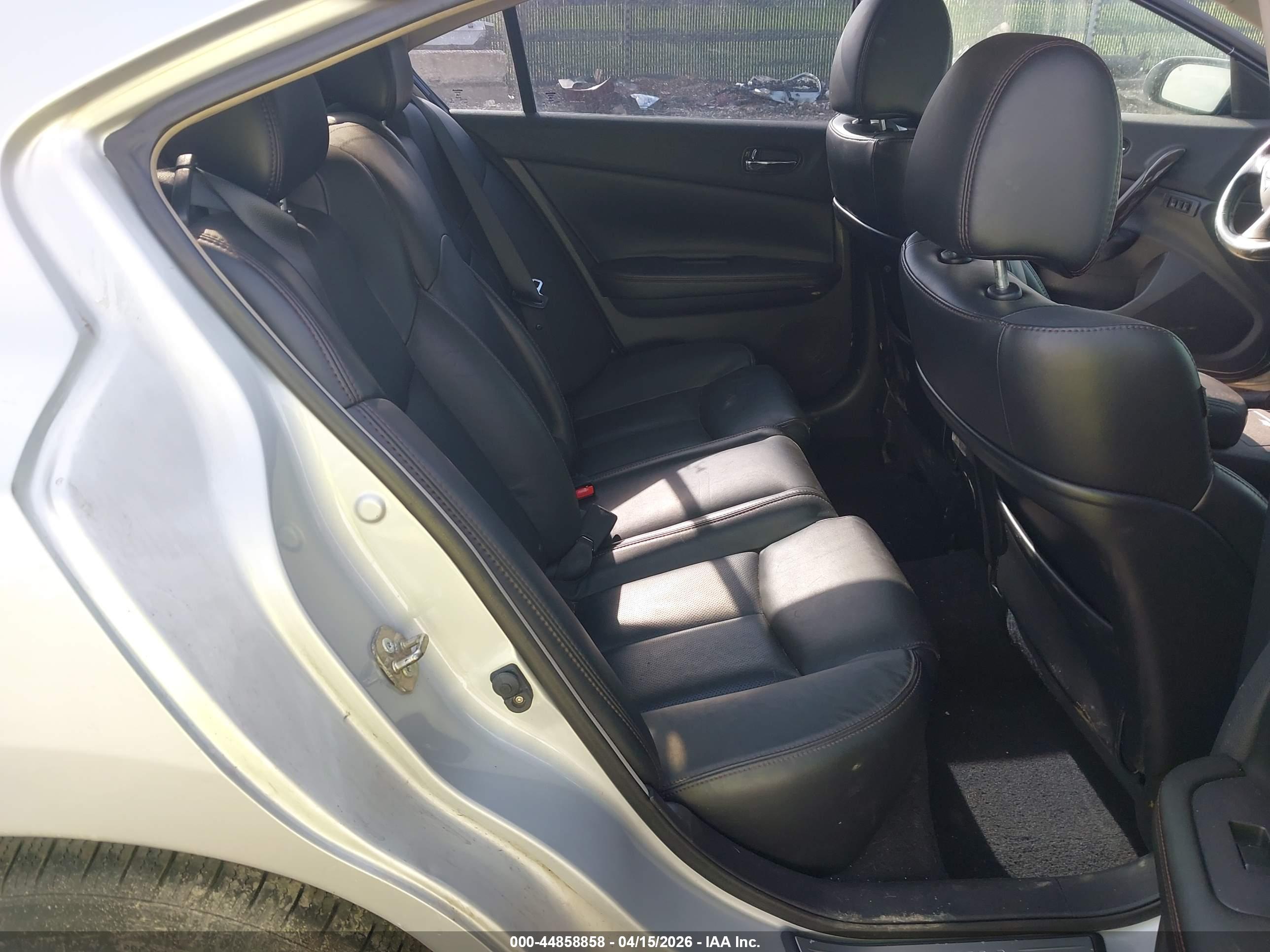 NISSAN MAXIMA image 8
