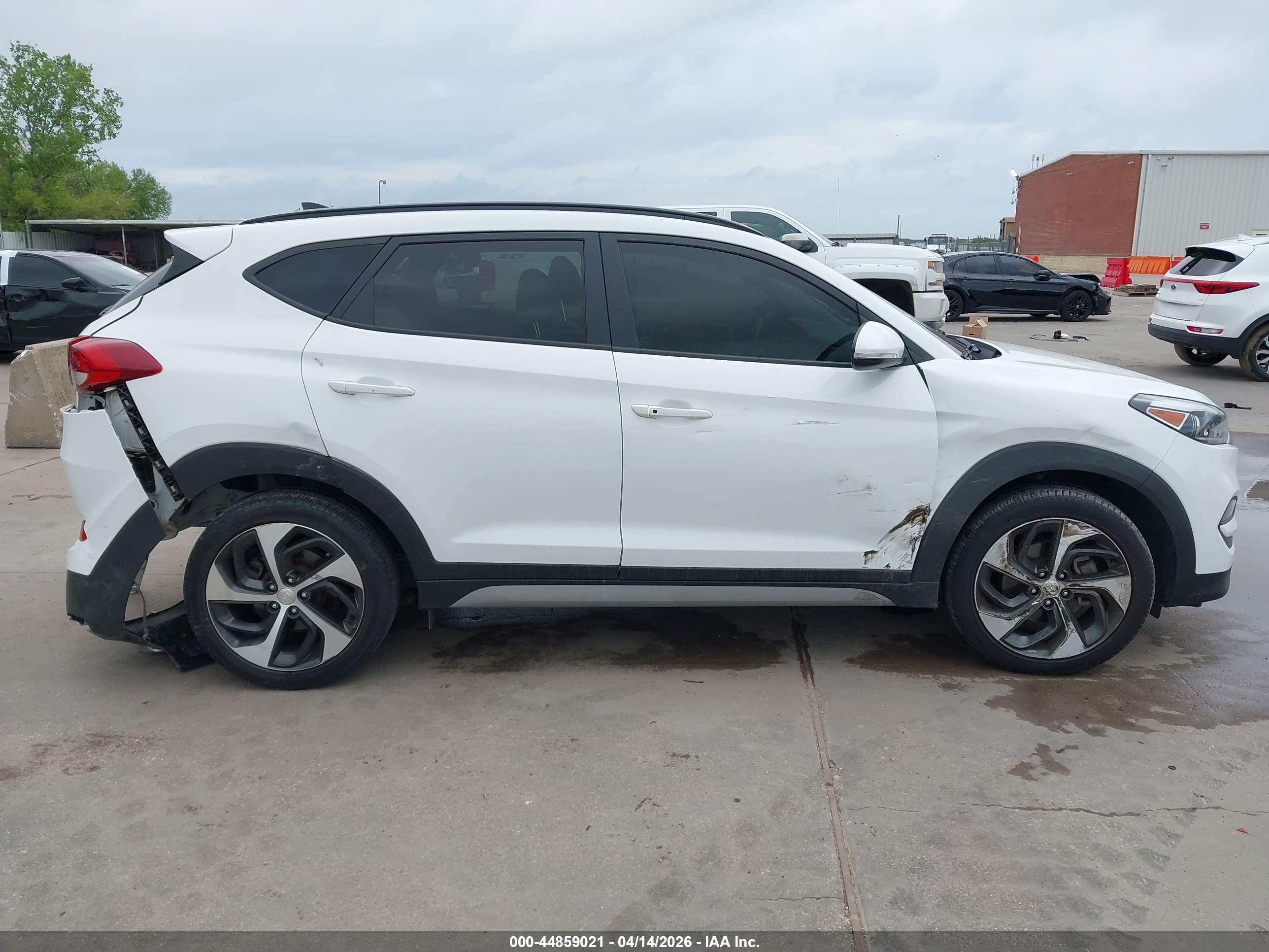 HYUNDAI TUCSON image 6