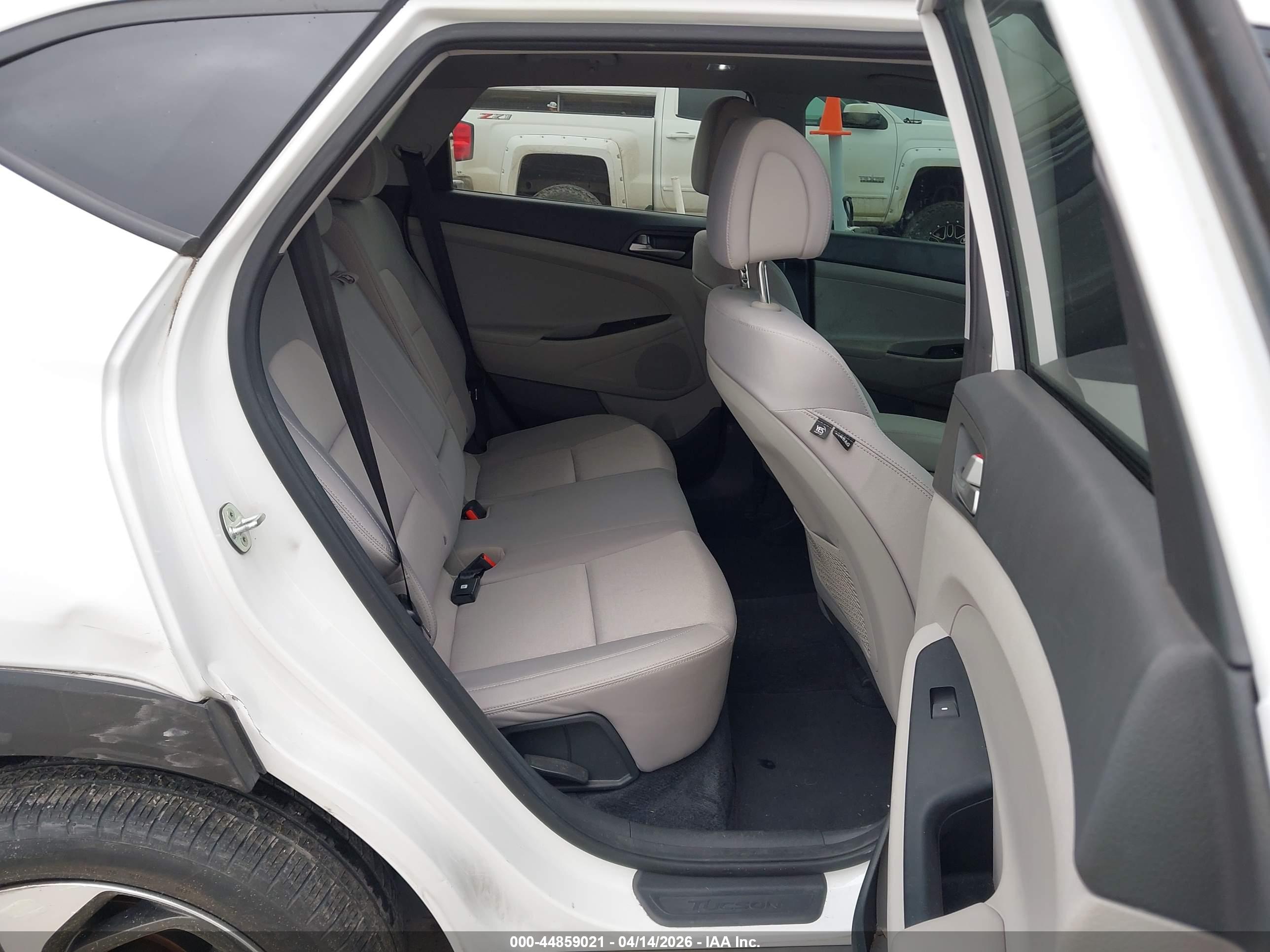 HYUNDAI TUCSON image 8