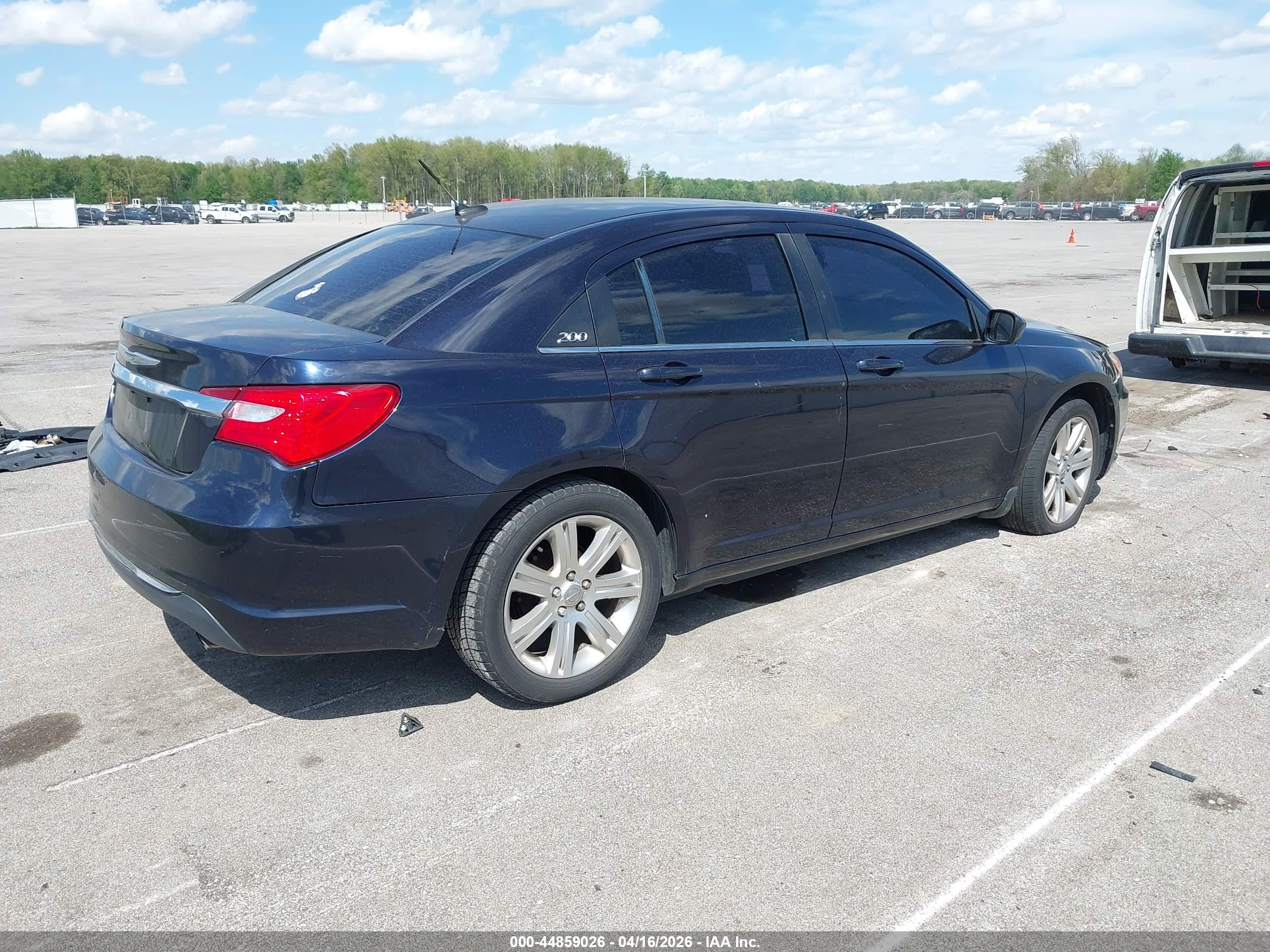 CHRYSLER 200 image 4