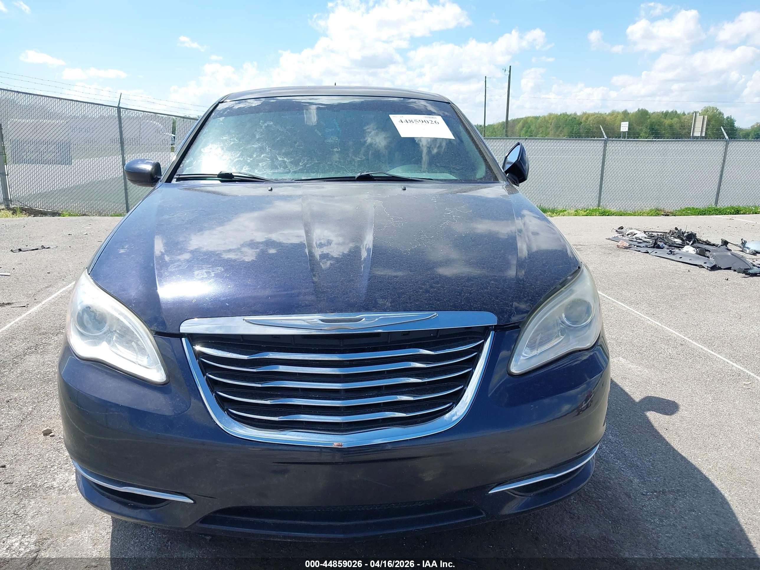 CHRYSLER 200 image 6