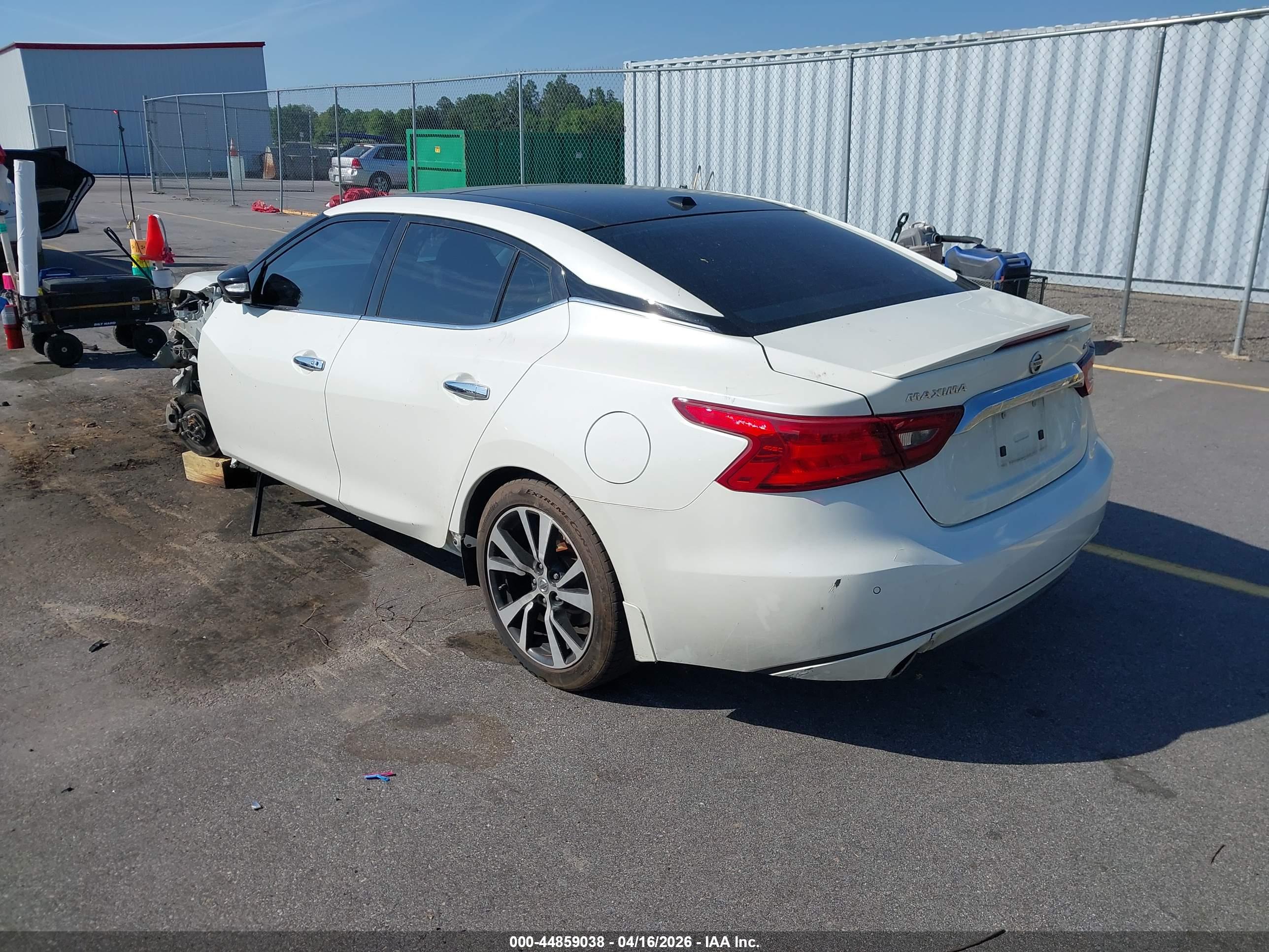 NISSAN MAXIMA image 3