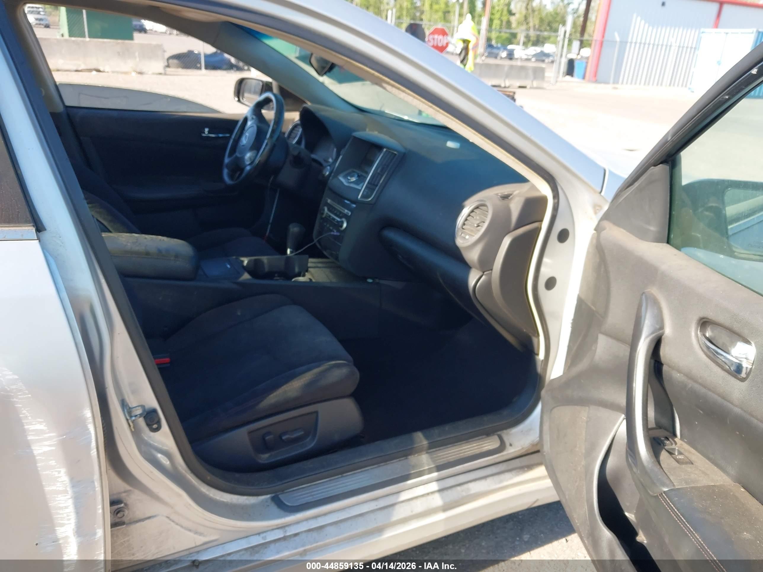 NISSAN MAXIMA image 5