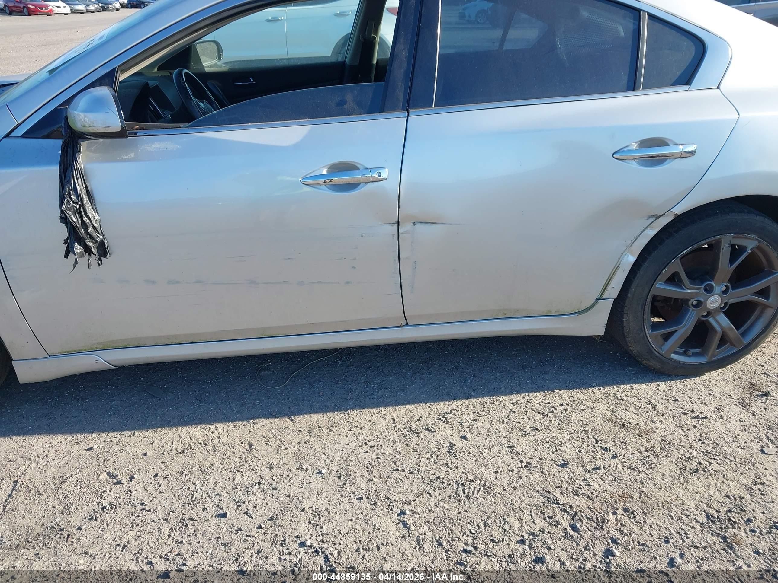 NISSAN MAXIMA image 6