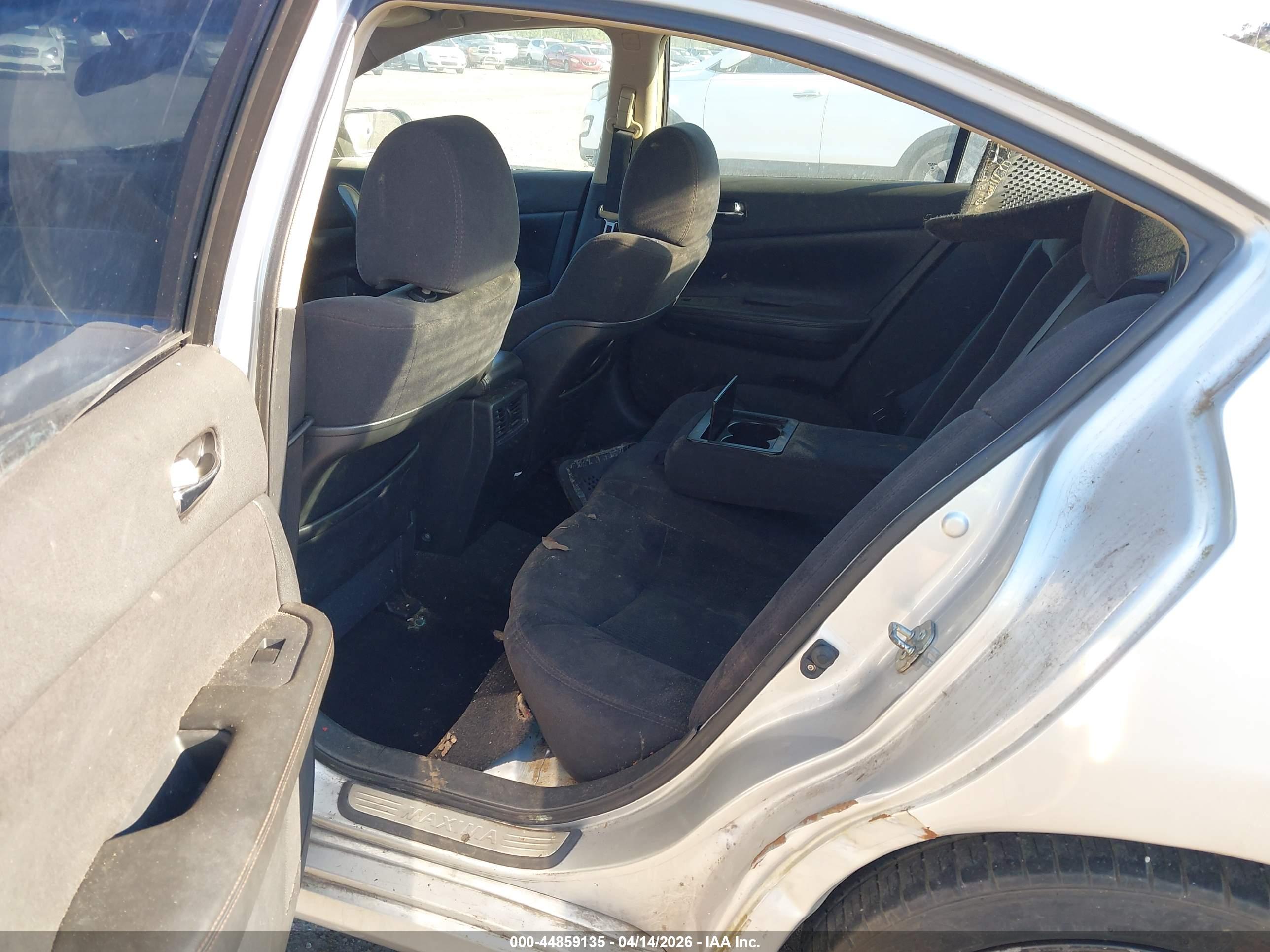 NISSAN MAXIMA image 8