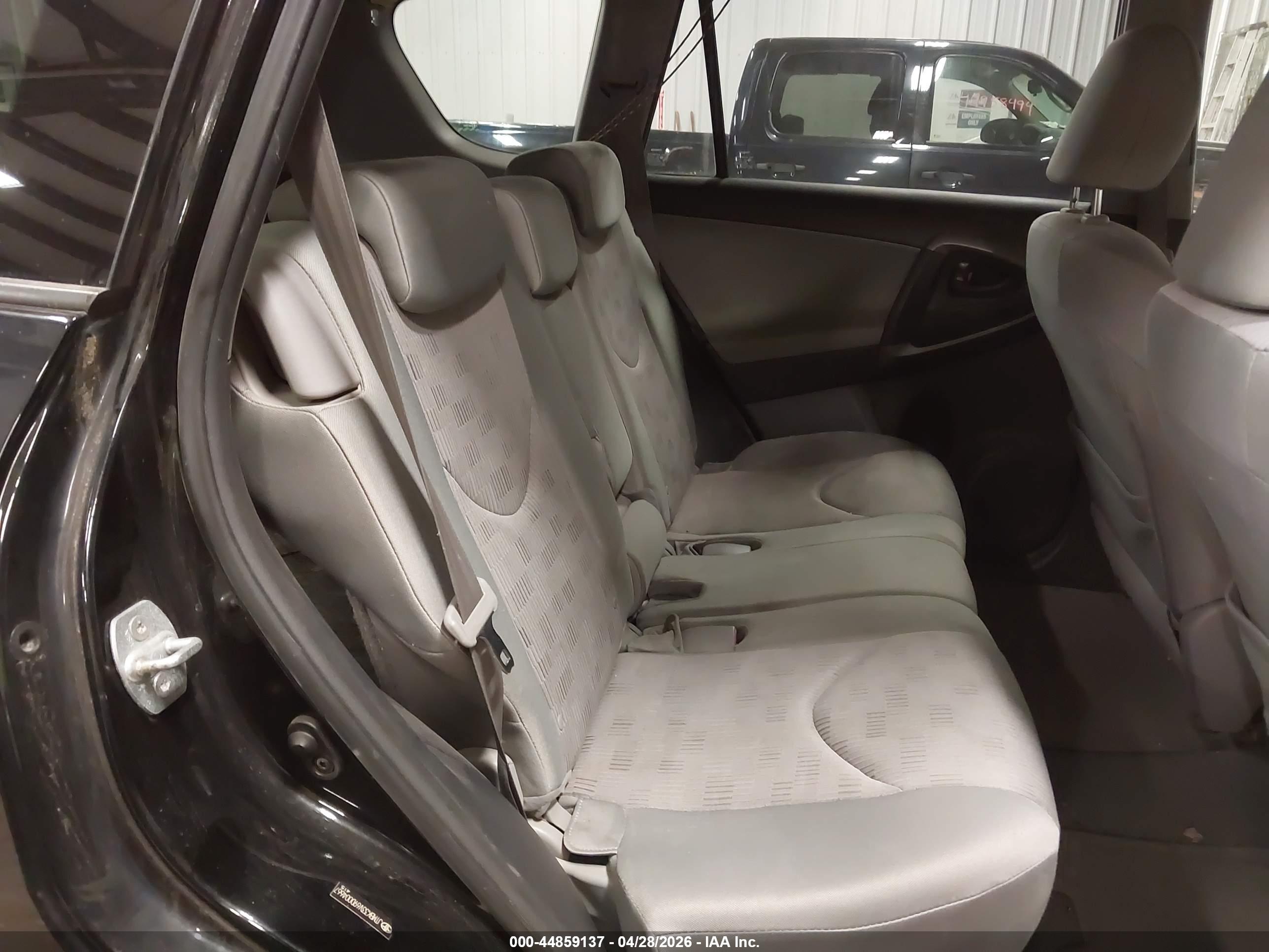 TOYOTA RAV4 image 8