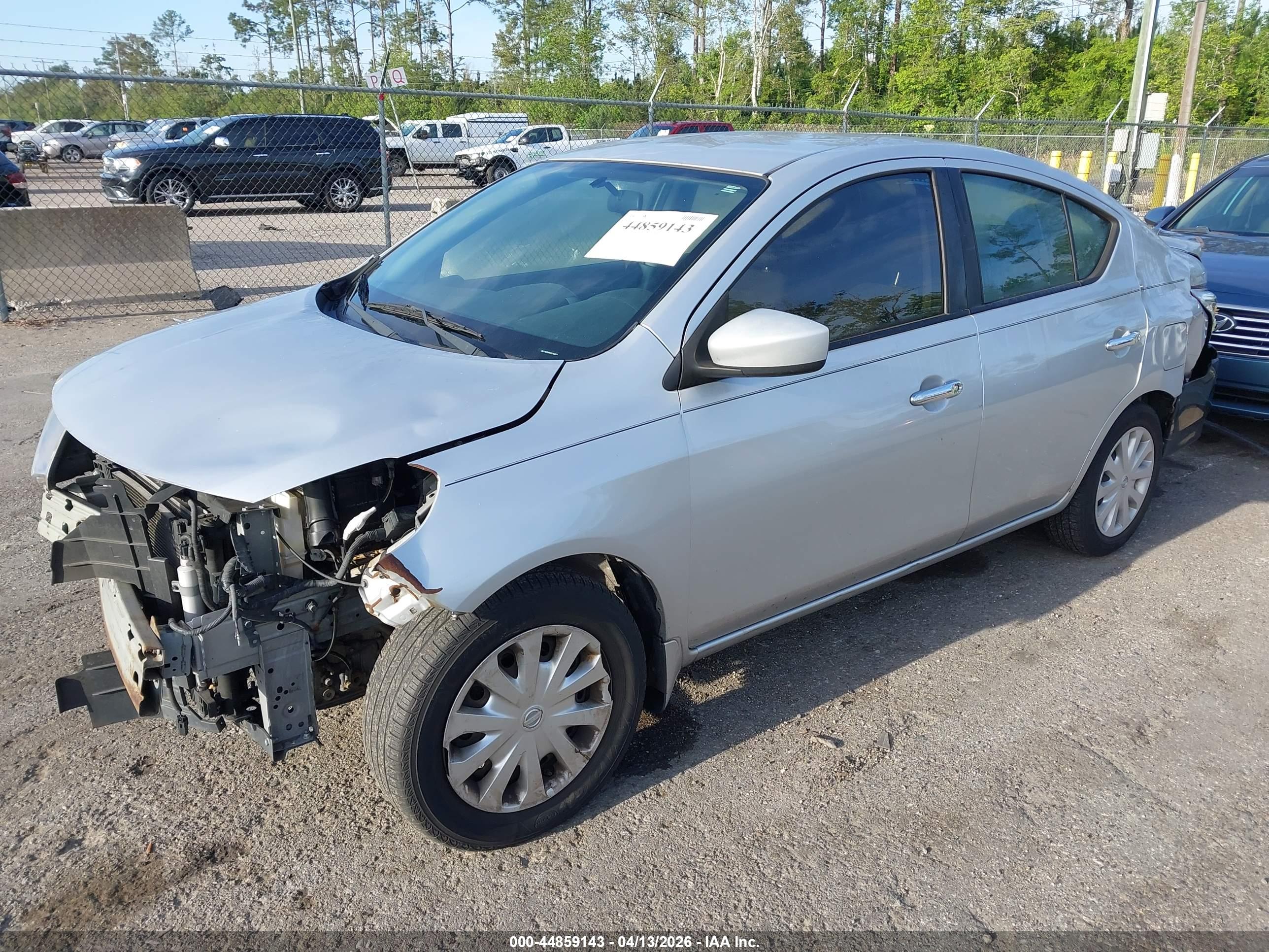 NISSAN VERSA image 2