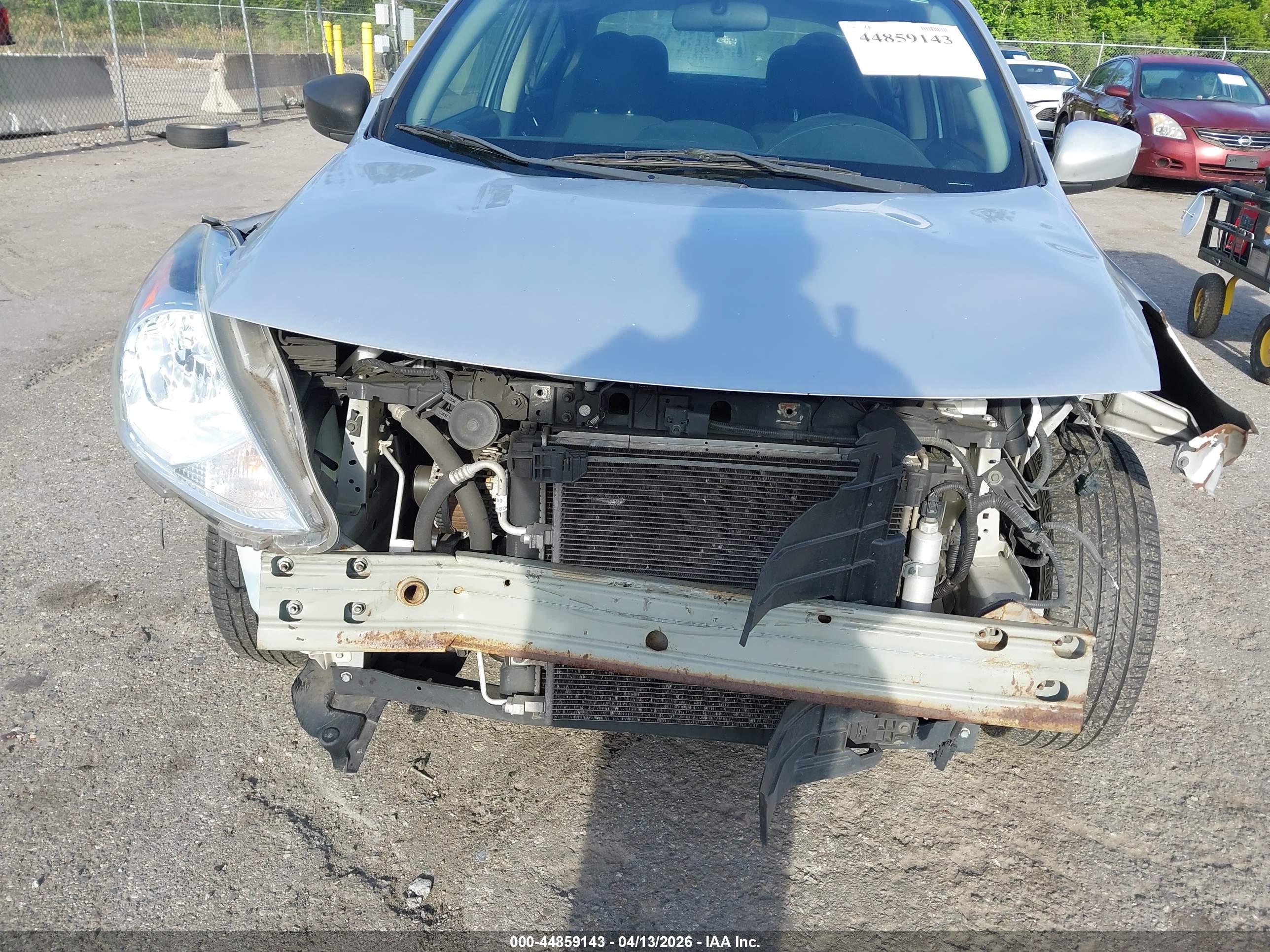 NISSAN VERSA image 6