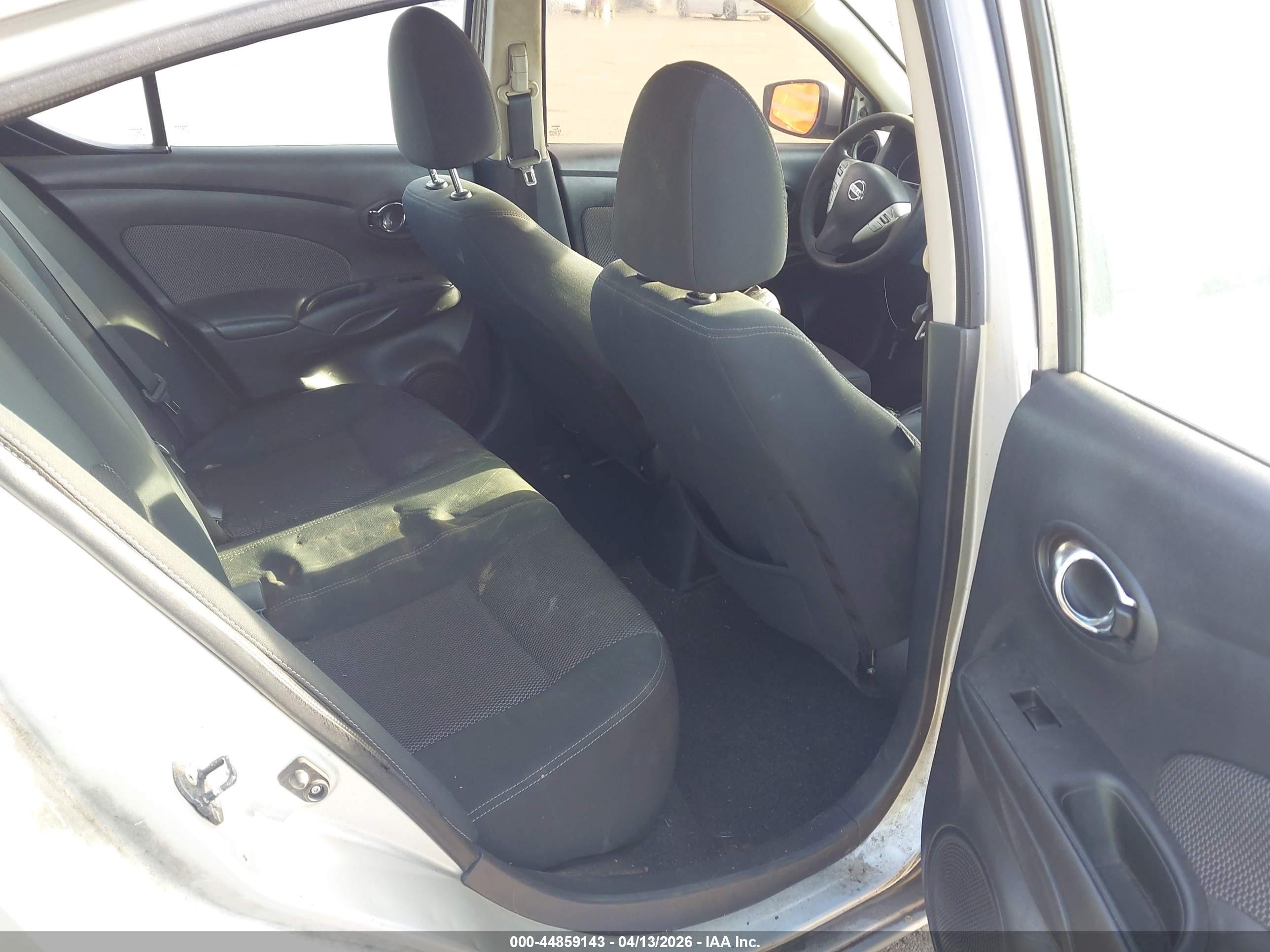 NISSAN VERSA image 8