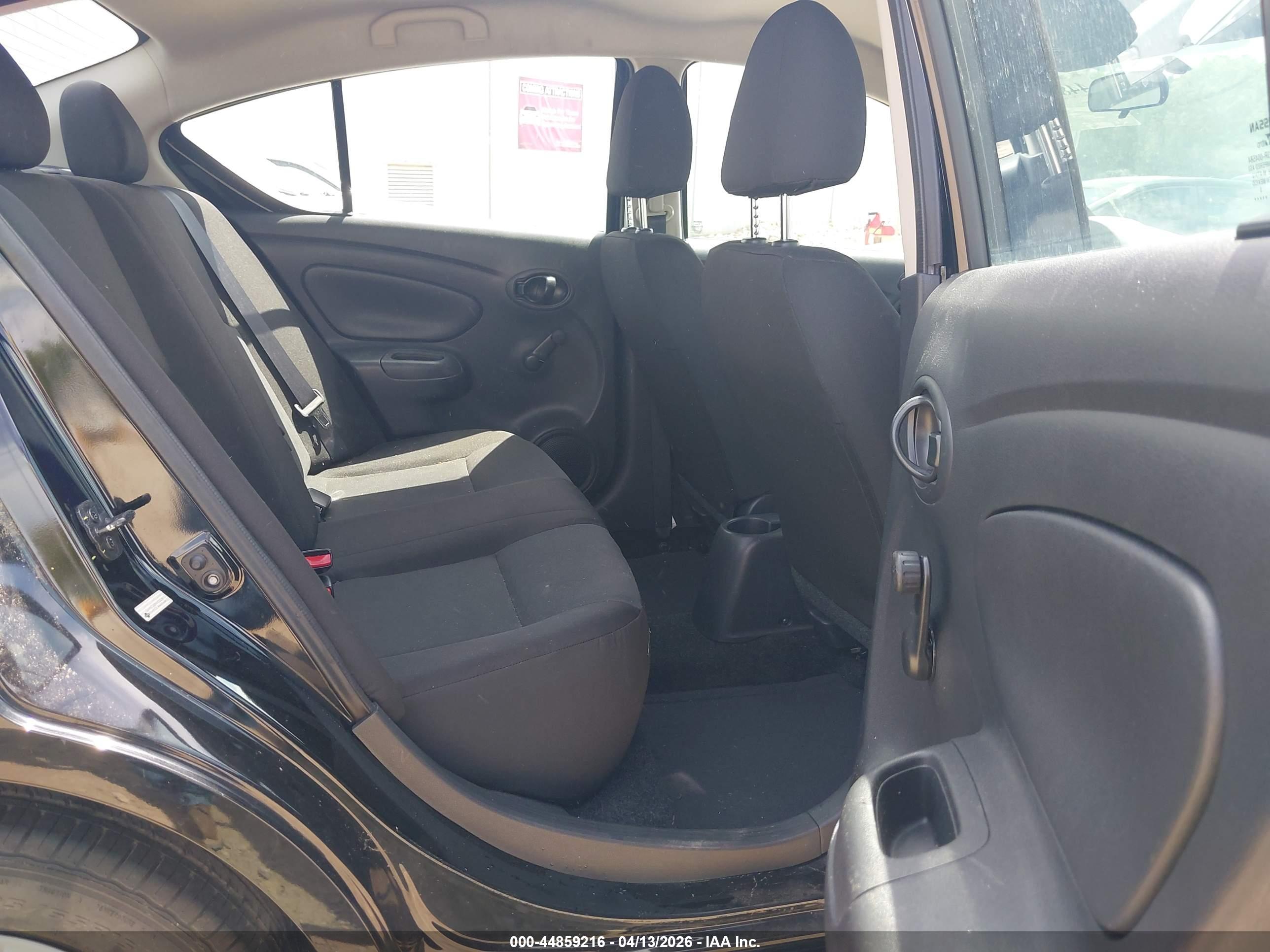 NISSAN VERSA image 8