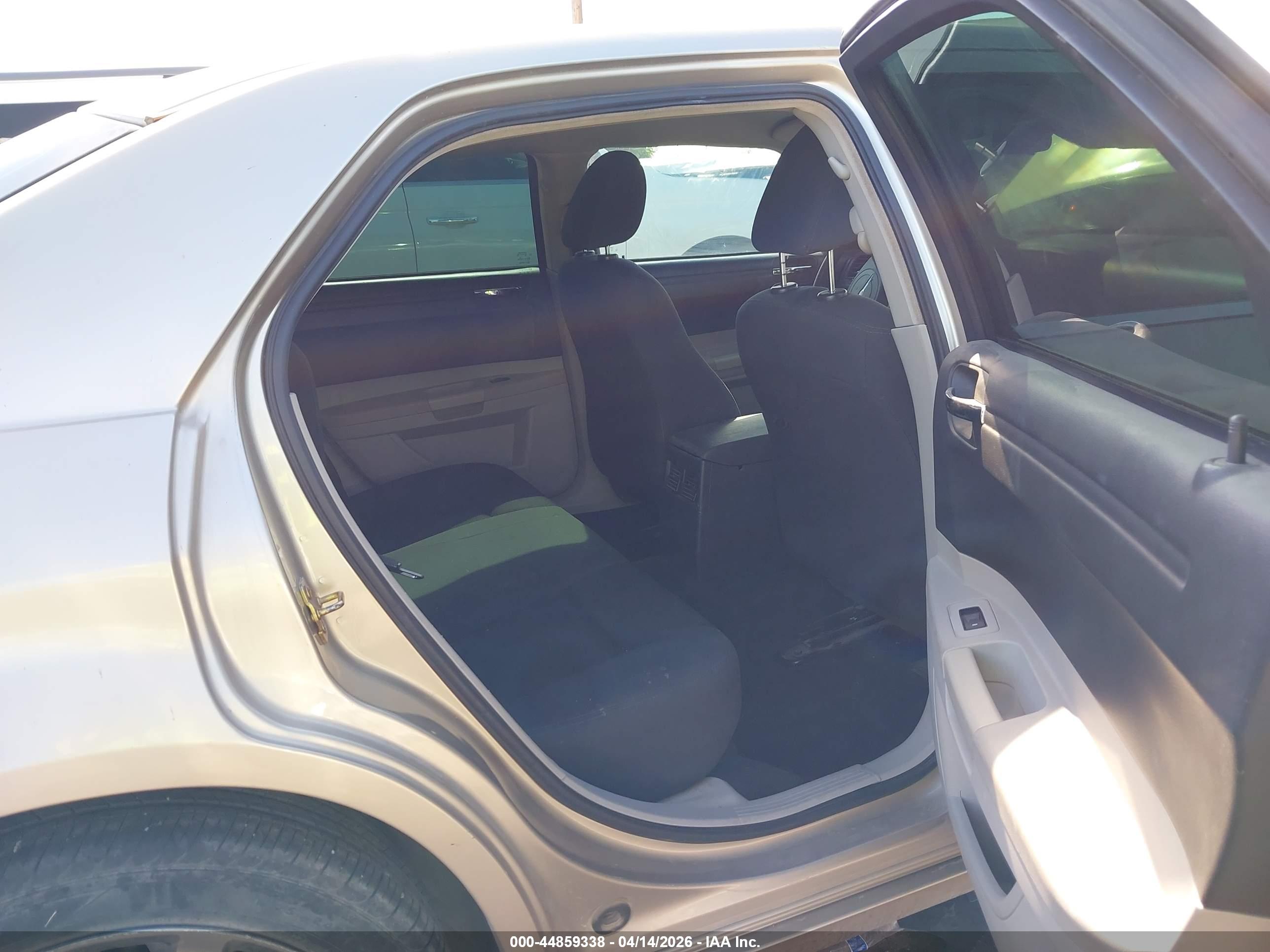 CHRYSLER 300 image 8