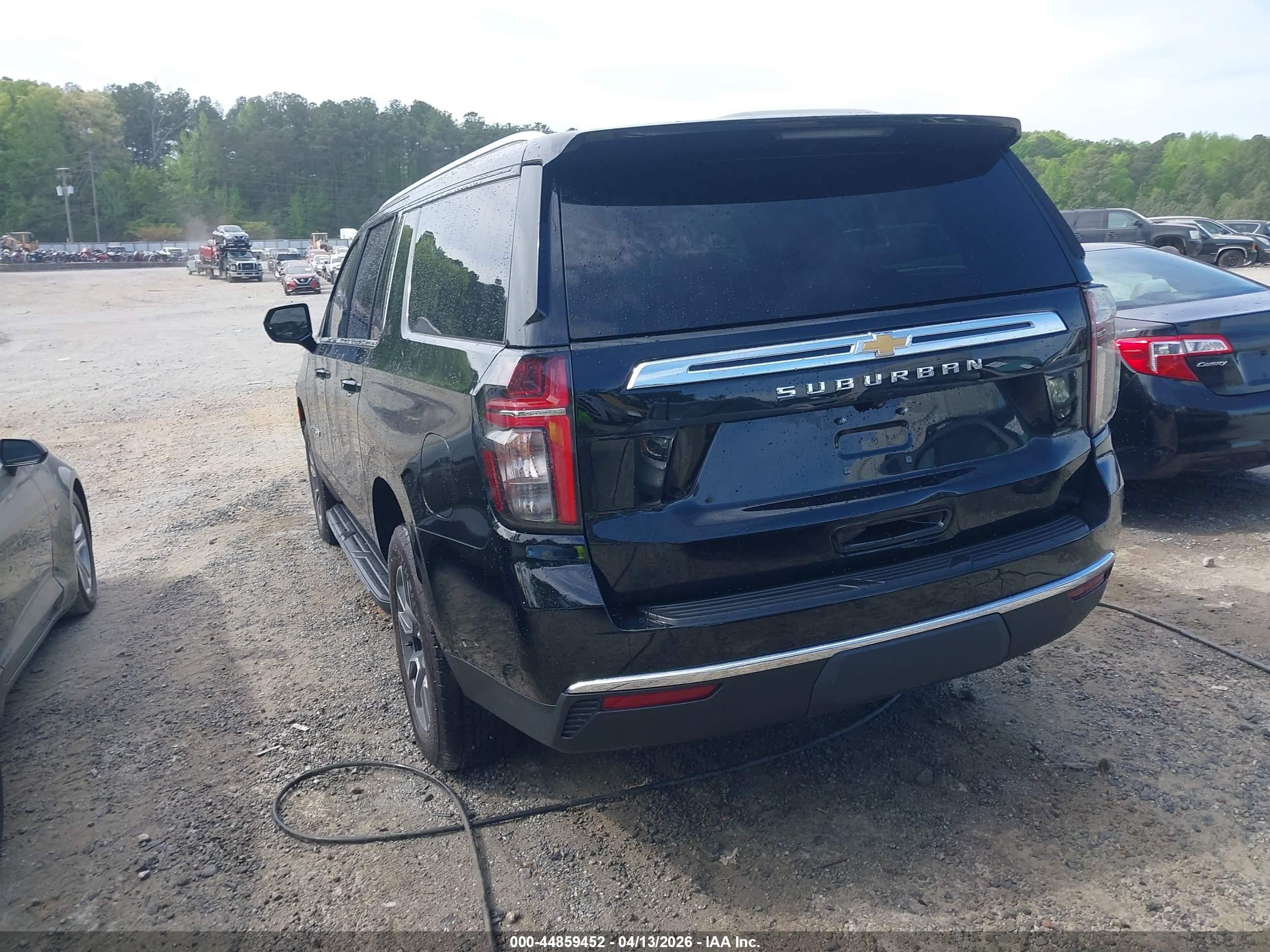 CHEVROLET SUBURBAN image 3