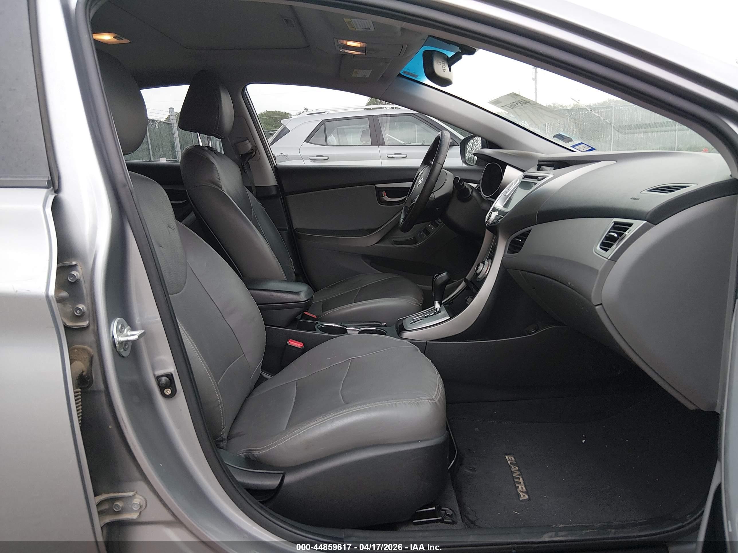 HYUNDAI ELANTRA image 5