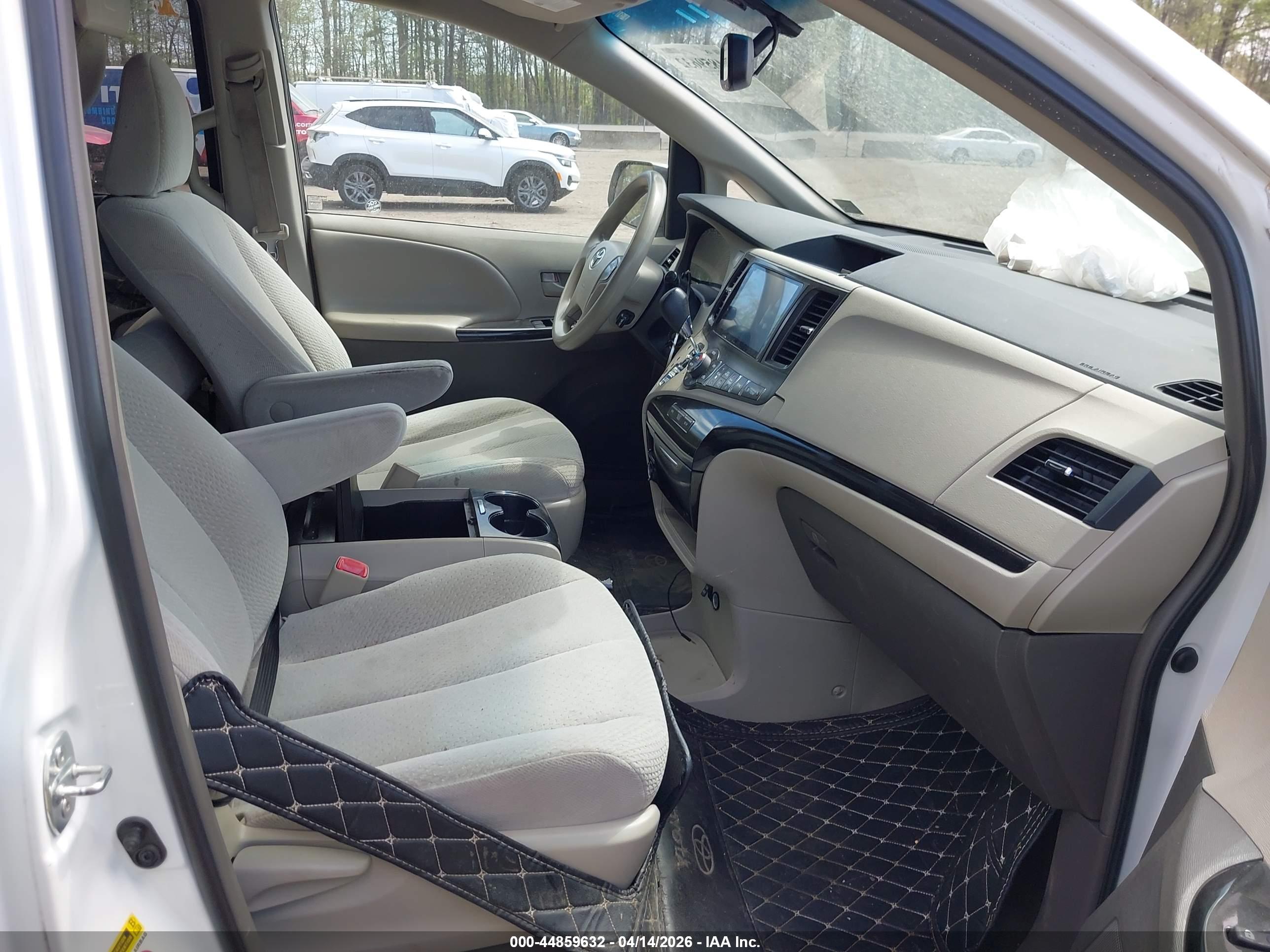 TOYOTA SIENNA image 5