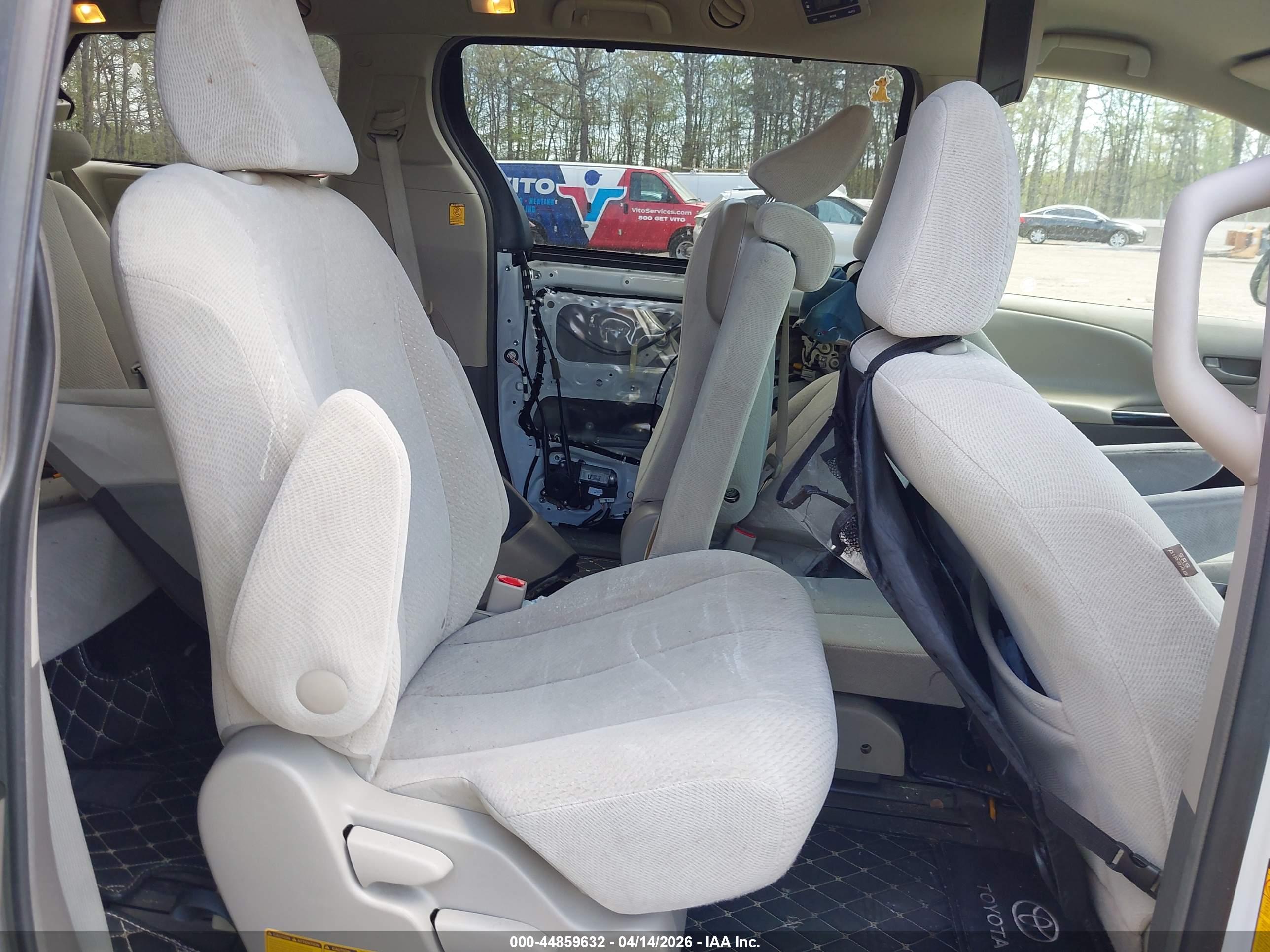 TOYOTA SIENNA image 8