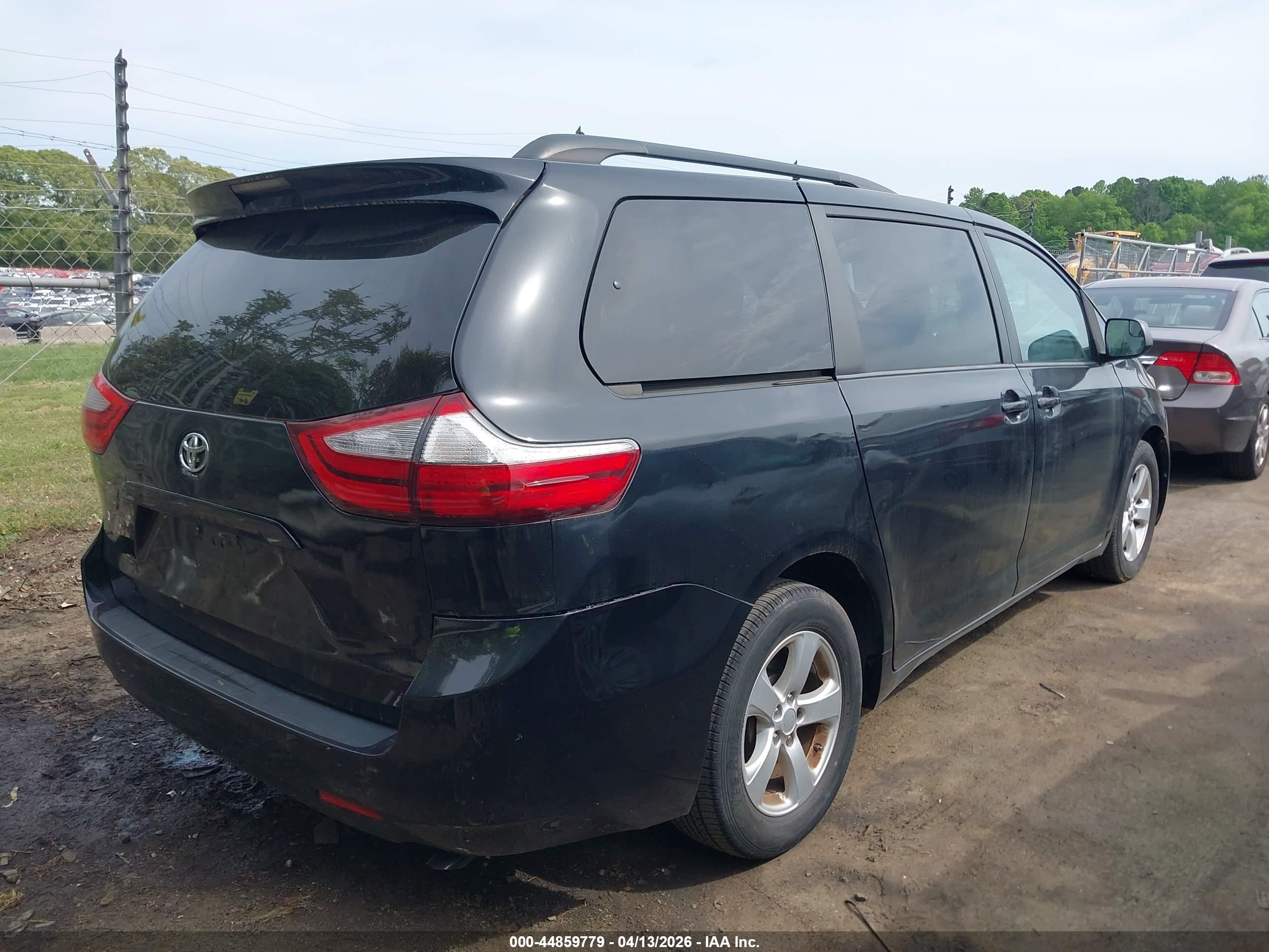 TOYOTA SIENNA image 4