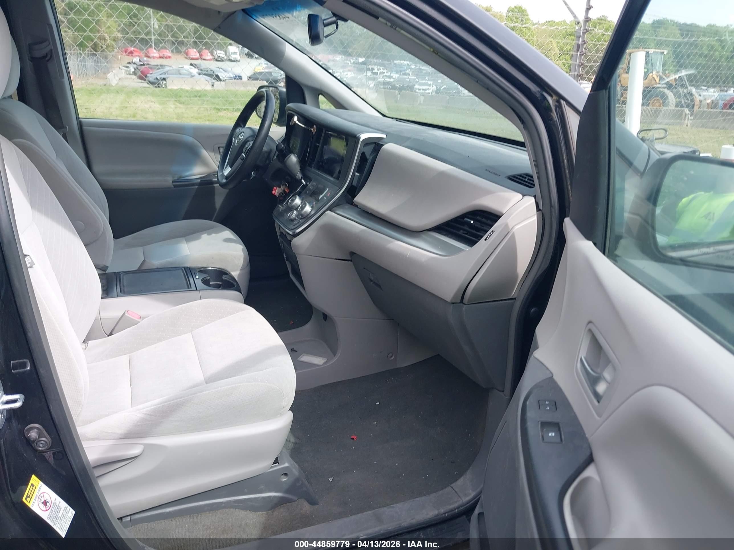 TOYOTA SIENNA image 5